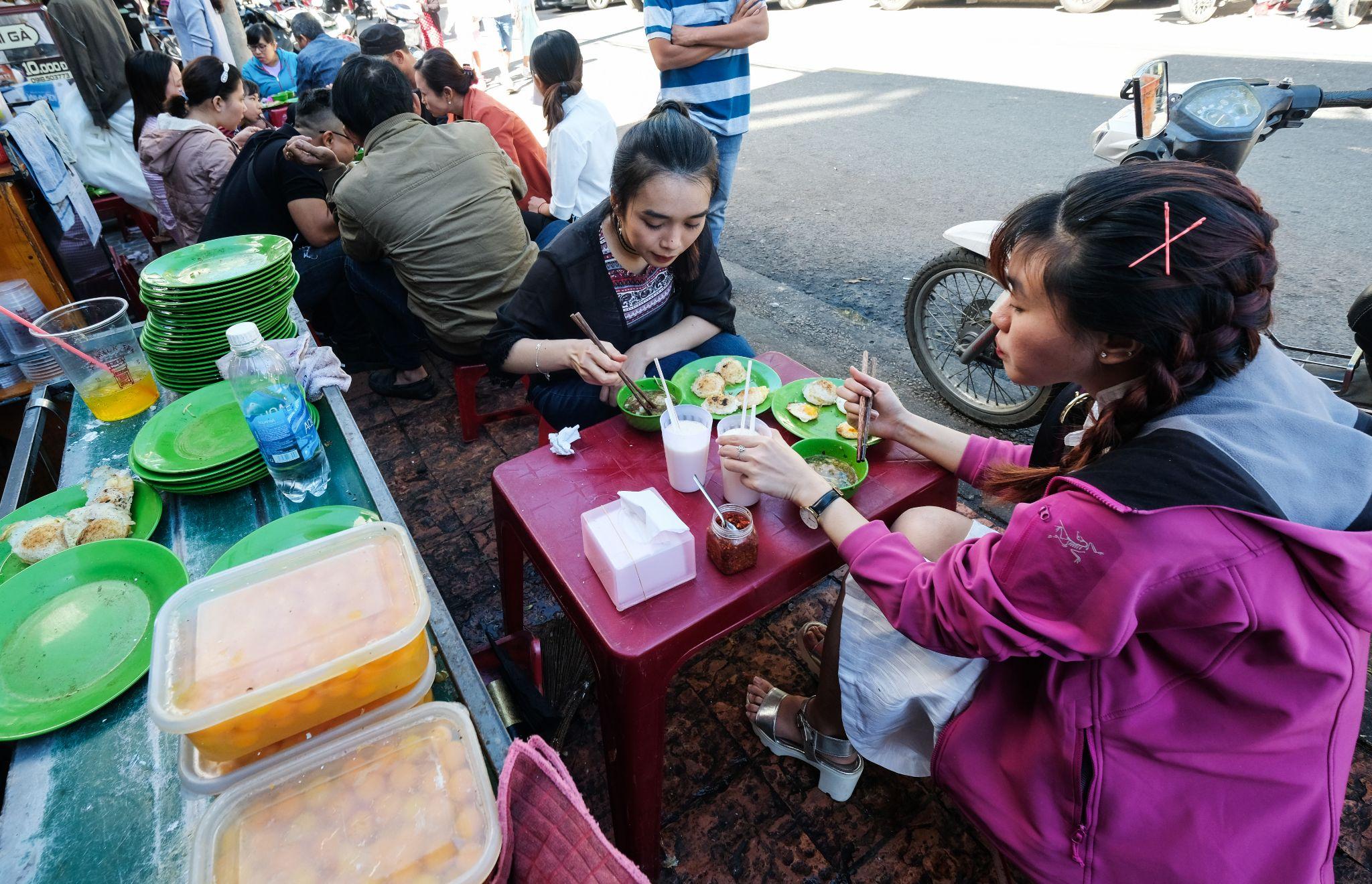 Banh can (mini Vietnamese savory pancakes) is one of Da Lat’s most recognizeable breakfast foods. Photo: Mai Vinh / Tuoi Tre