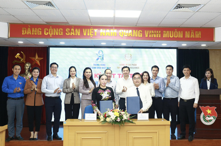 Representatives at the signing ceremony for the “Restrooms for Students” program, April 26, 2023. Photo: B.K. / Tuoi Tre