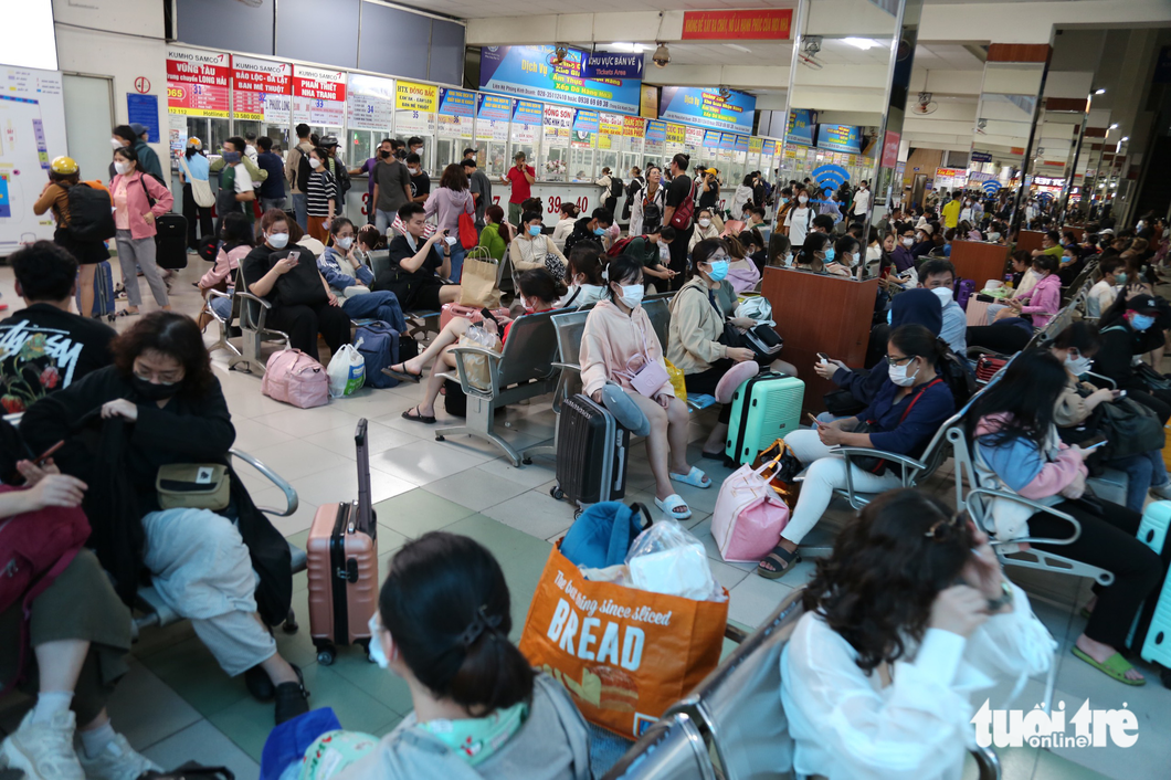 The Mien Dong Coach Station in Binh Thanh District, Ho Chi Minh City is overcrowded with people returning to their hometowns on April 28, 2023. Photo: Phuong Quyen / Tuoi Tre