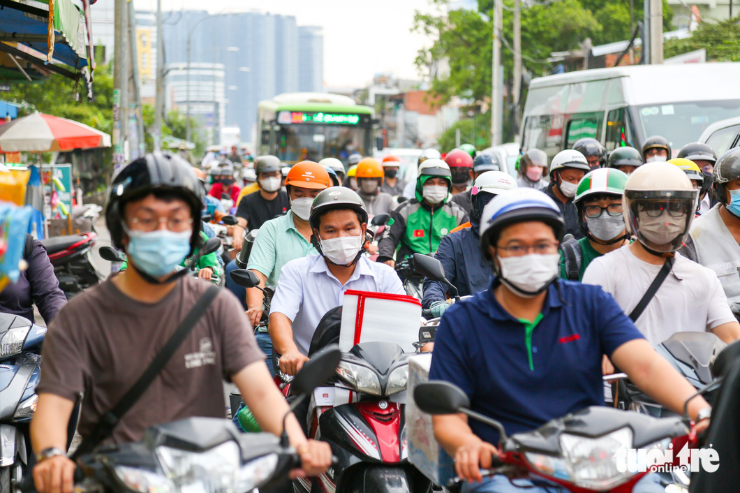 Commuters are stuck in a traffic jam on a road leading to the Mien Dong Coach Station in Binh Thanh District, Ho Chi Minh City. Photo: Phuong Quyen / Tuoi Tre