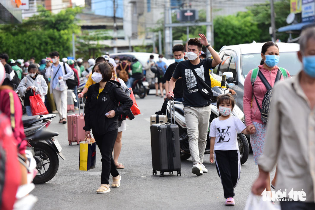 The Mien Tay Coach Station in Binh Tan District, Ho Chi Minh City is overcrowded with people from the afternoon of April 28, 2023. Photo: Duyen Phan / Tuoi Tre