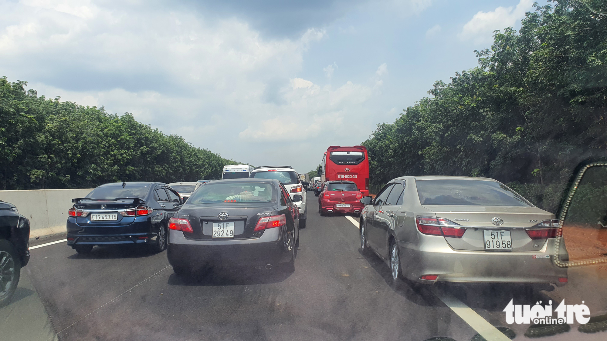 Vehicles move at a snail’s pace on the Dau Giay – Phan Thiet Expressway.