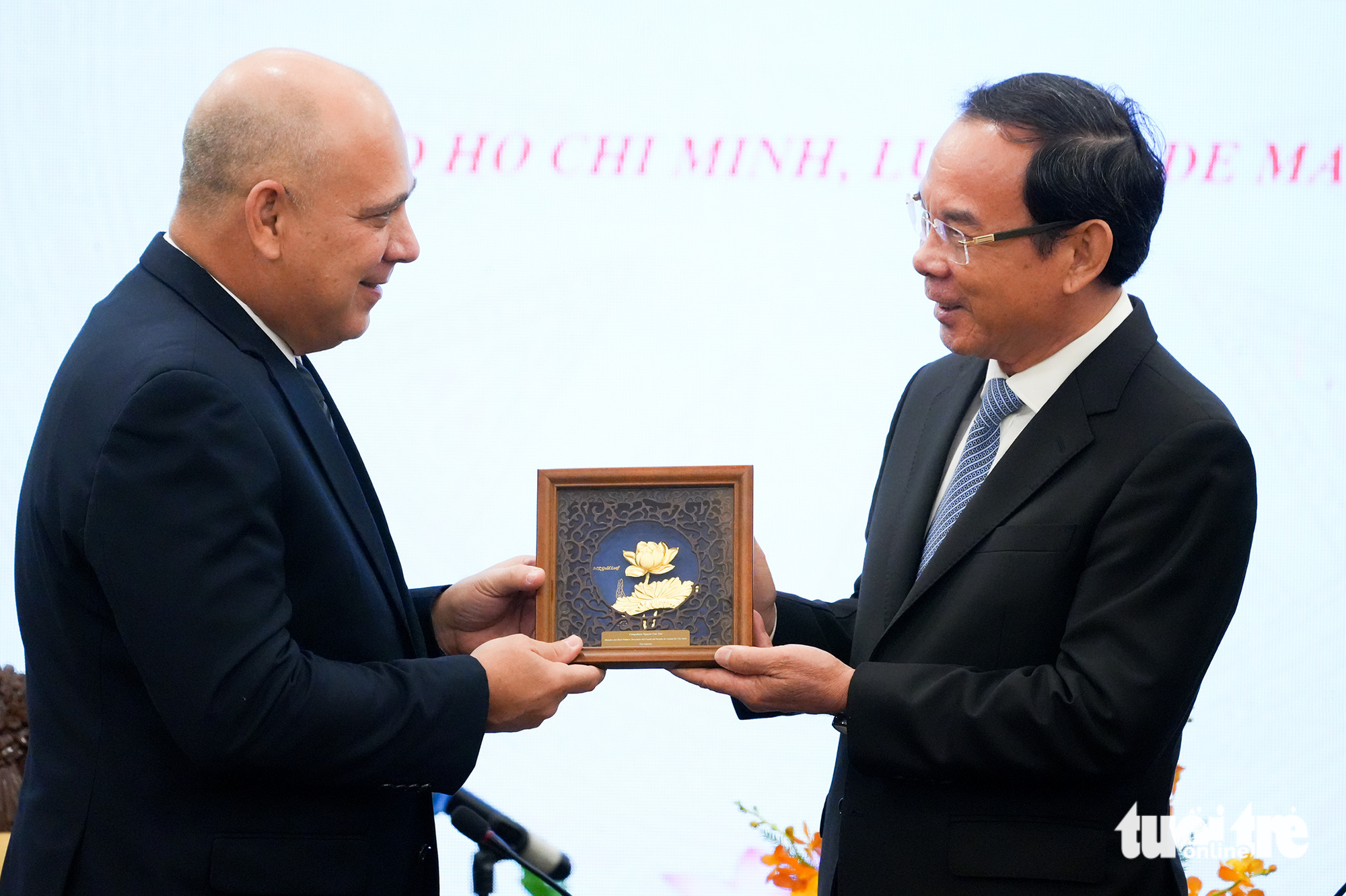 Secretary of the Ho Chi Minh City Party Committee Nguyen Van Nen (R) presents a gift to Roberto Morales Ojeda, Politburo member and permanent member of the Secretariat of Cuba’s Communist Party Central Committee, on May 1, 2023. Photo: Huu Hanh / Tuoi Tre