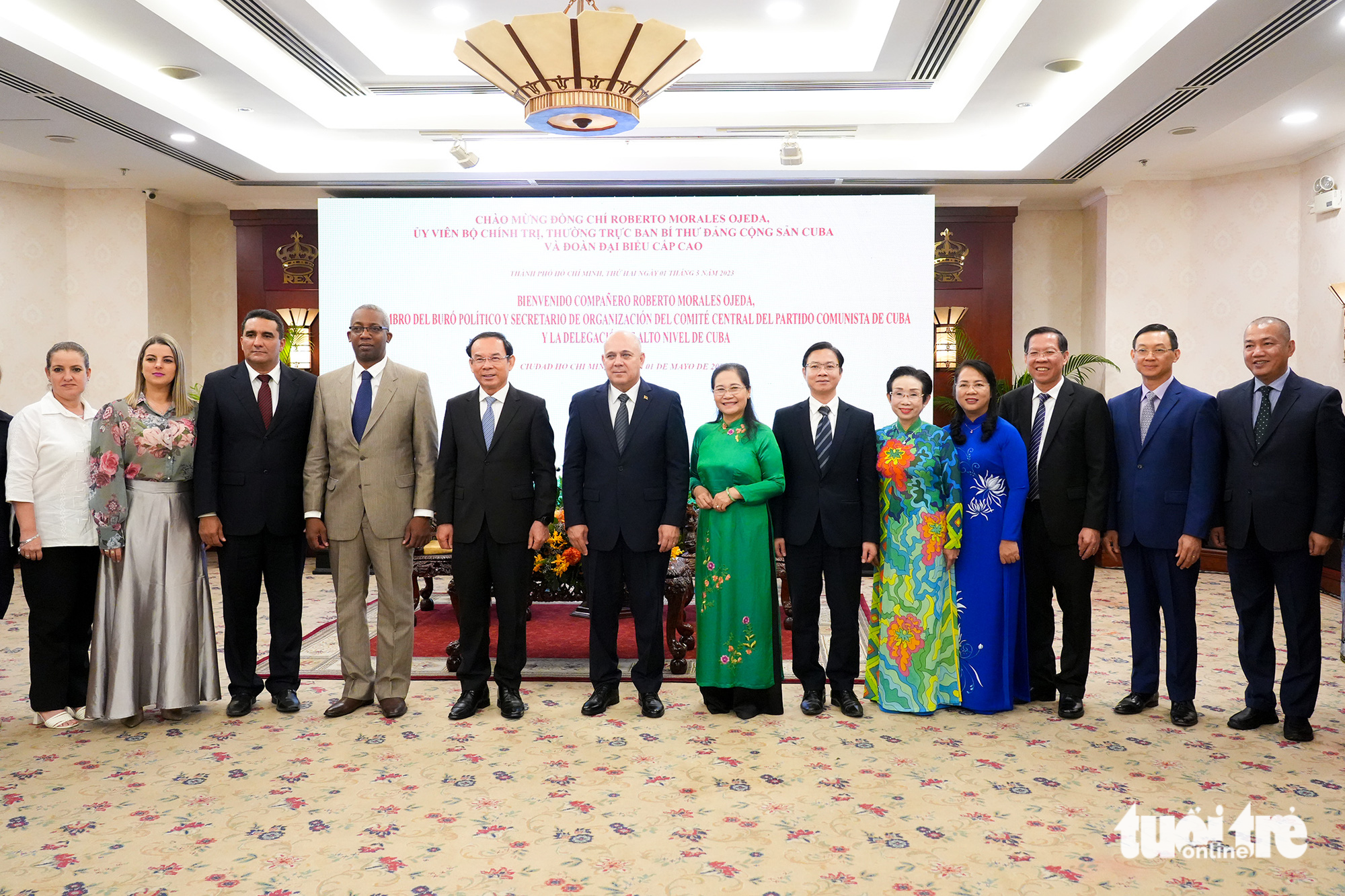 Ho Chi Minh City leaders and the high-ranking delegation of Cuba pose for a photo on May 1, 2023. Photo: Huu Hanh / Tuoi Tre