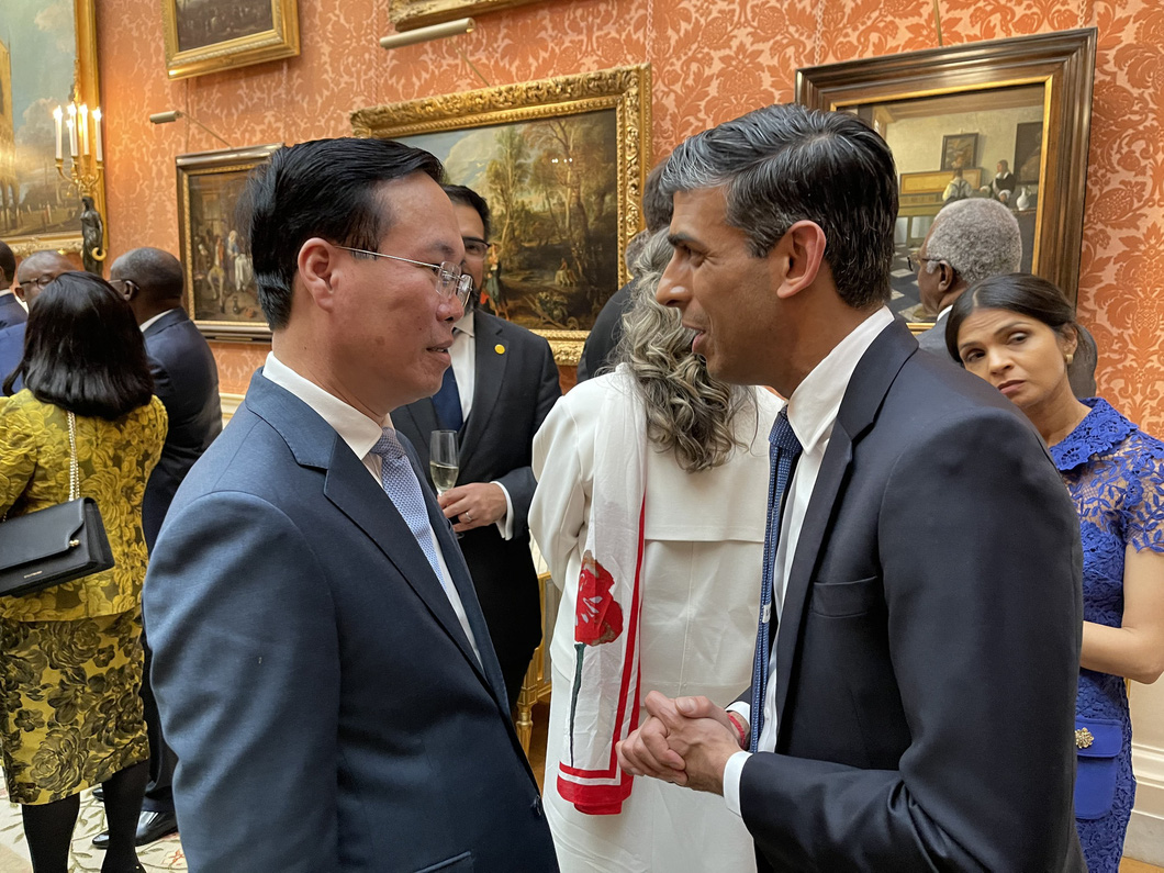 Vietnamese State President Vo Van Thuong (L) talks with UK Prime Minister Rishi Sunak. Photo: Ministry of Foreign Affairs