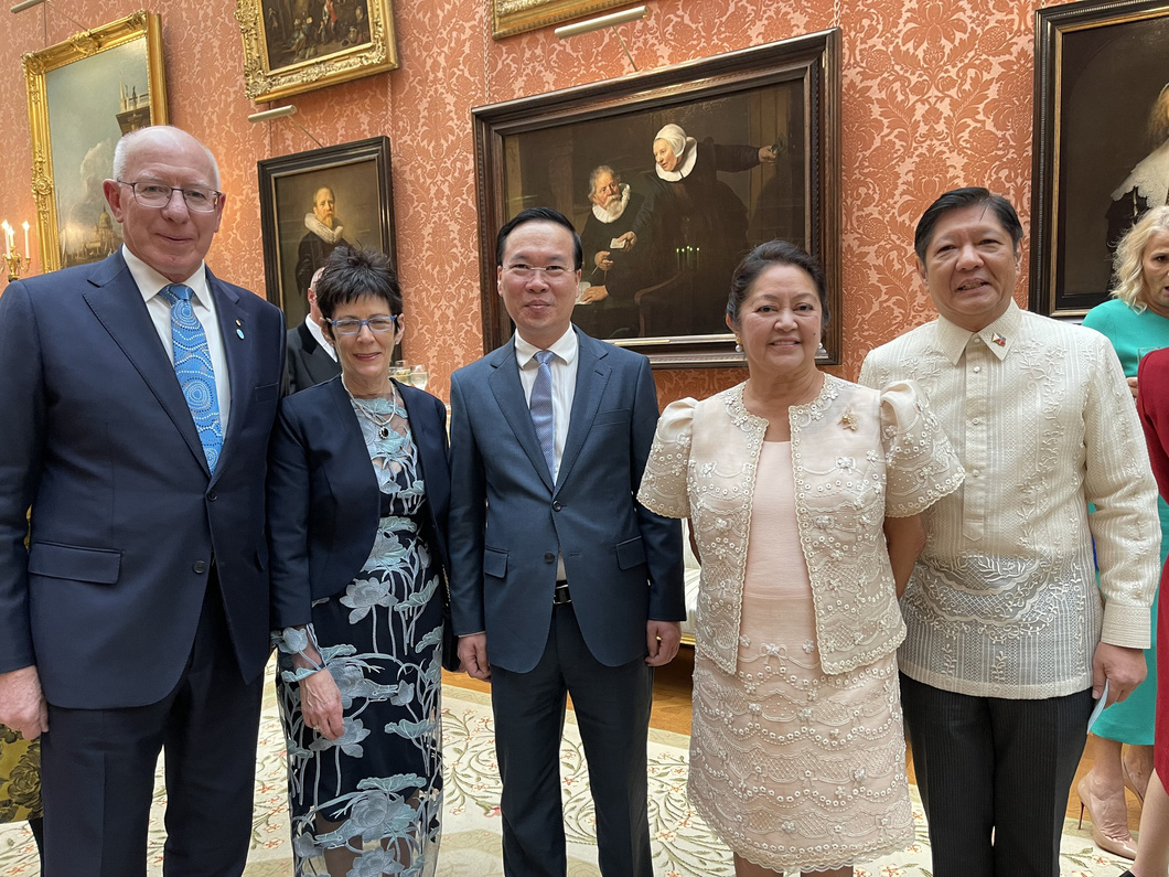 Vietnamese State President Vo Van Thuong (C) poses for a photo with Australian Governor-General David Hurley (L) and his spouse, and President of the Philippines Ferdinand Marcos Jr (R) and his spouse. Photo: Ministry of Foreign Affairs