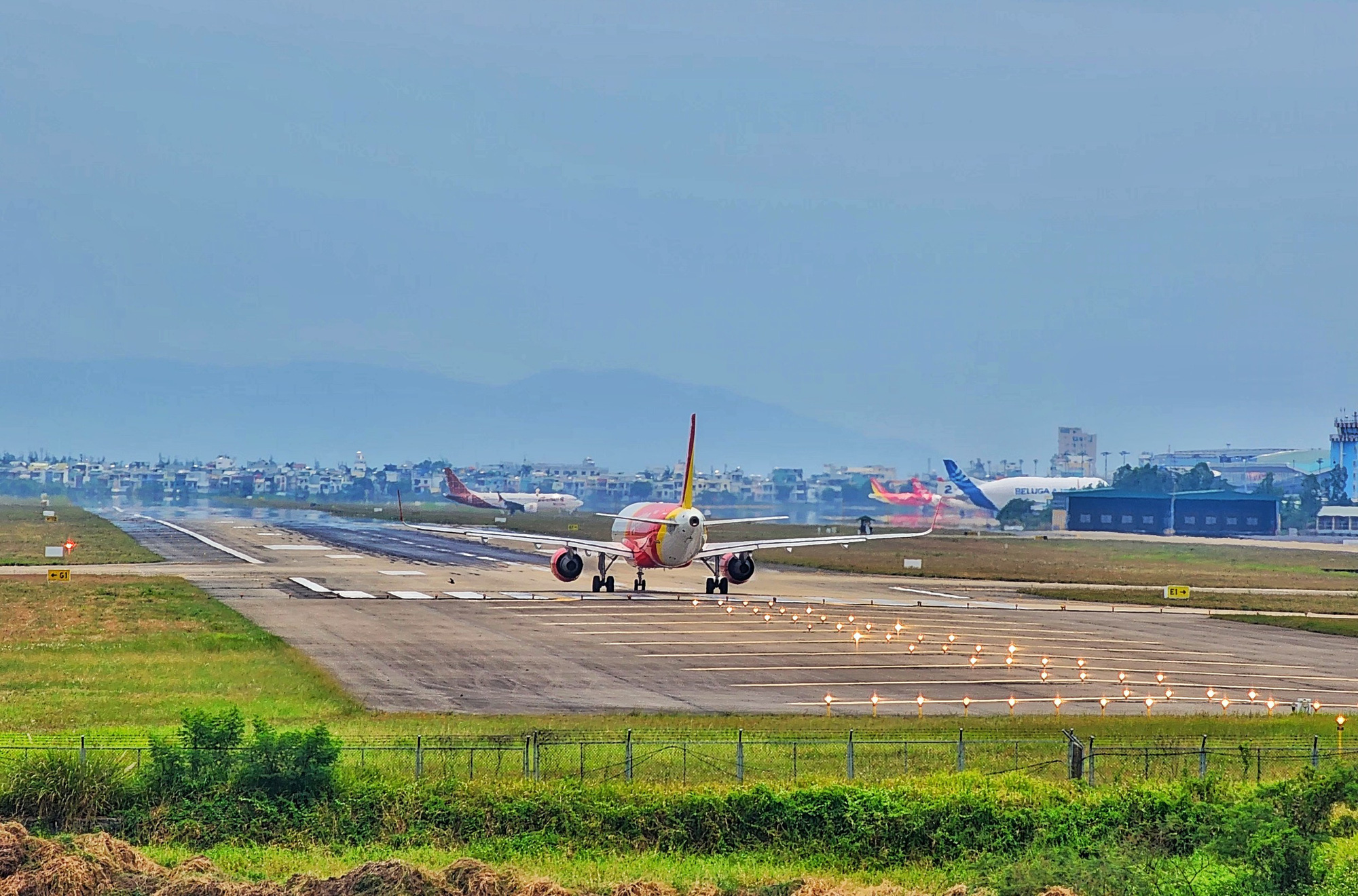 Many photographers in Da Nang City gathered at the Da Nang Airport to capture stunning pictures of the Beluga. Photo: Duong Thanh Tung
