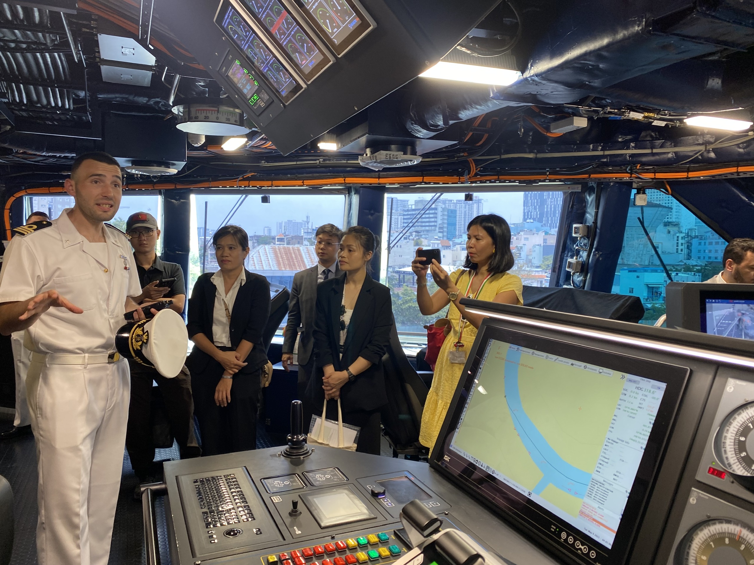 A multifunction display shows the real-time updated maritime map in the cockpit. Photo: Tran Phuong / Tuoi Tre