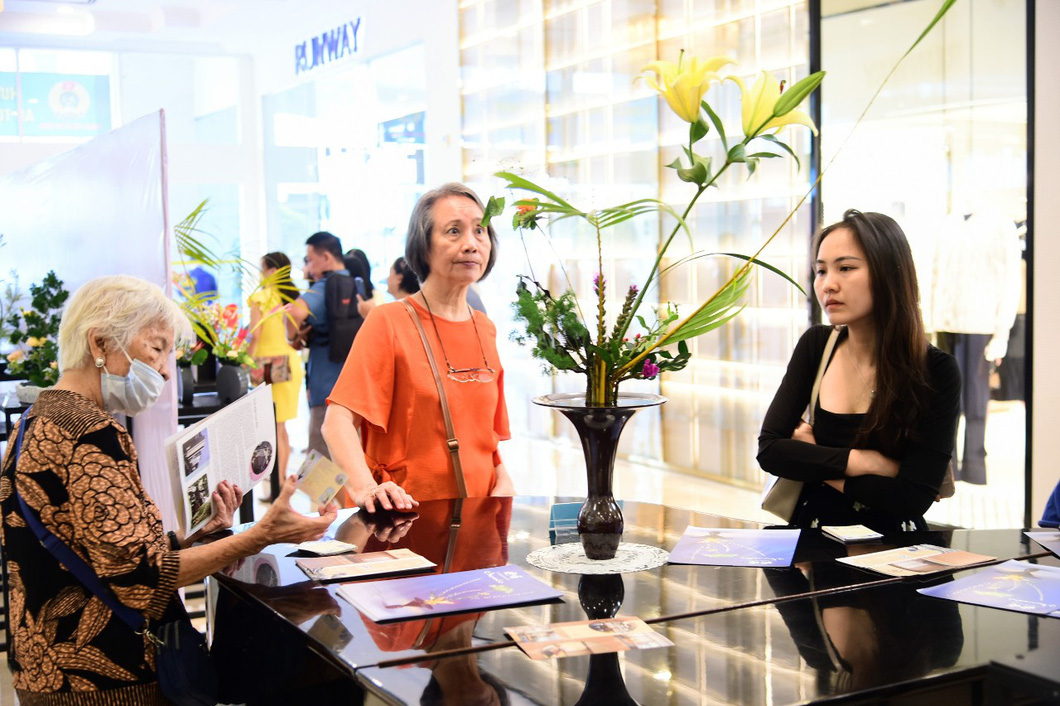 A flower arrangement under Japanese professor Ishiwata’s instructions on display at the second Ho Chi Minh City Ikebana exhibition. Photo: Huu Long / Tuoi Tre