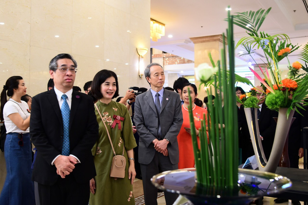 (L-R) Nguyen Phuoc Loc, chairman of the Vietnam-Japan Friendship Association in Ho Chi Minh City, Nguyen Thanh Tu, head of the Ikenobo Vietnam Center Study Group and Ono Masuo, Consul-General of Japan in Ho Chi Minh City attend the second Ho Chi Minh City Ikebana exhibition. Photo: Huu Long / Tuoi Tre