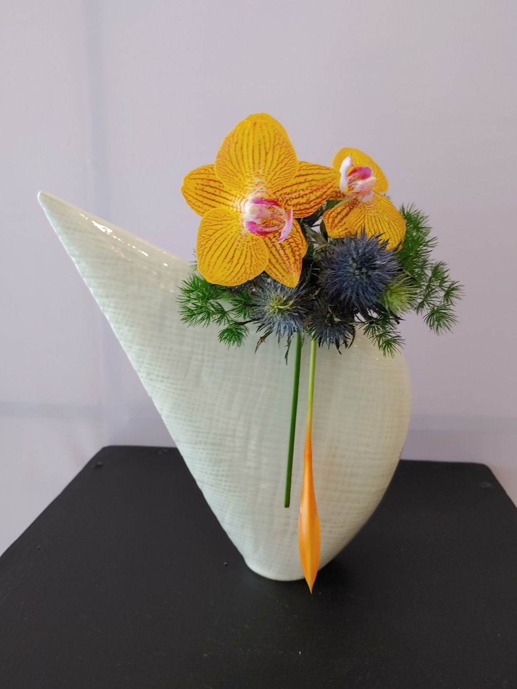 An Ikebana work is showcased at the second Ho Chi Minh City Ikebana exhibition. Photo: Huu Long / Tuoi Tre