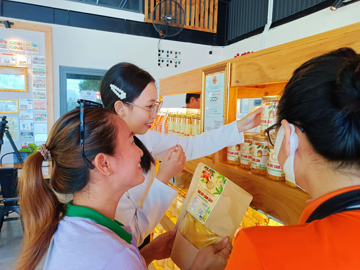 Visitors buy mango-based products. Photo: Minh Chien / Tuoi Tre