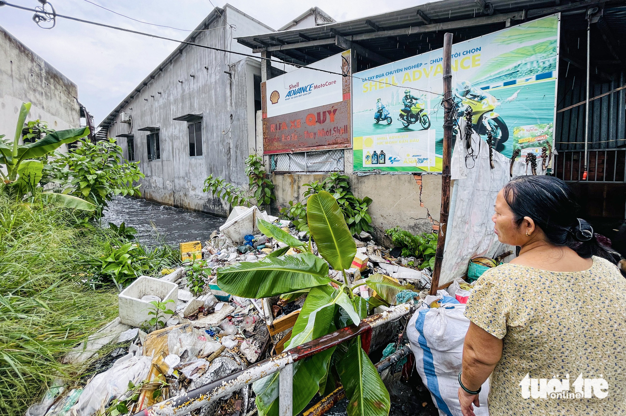 Garbage piles up at a creek near To Ngoc Van Street in Thu Duc City, Ho Chi Minh City. Photo: Le Phan / Tuoi Tre