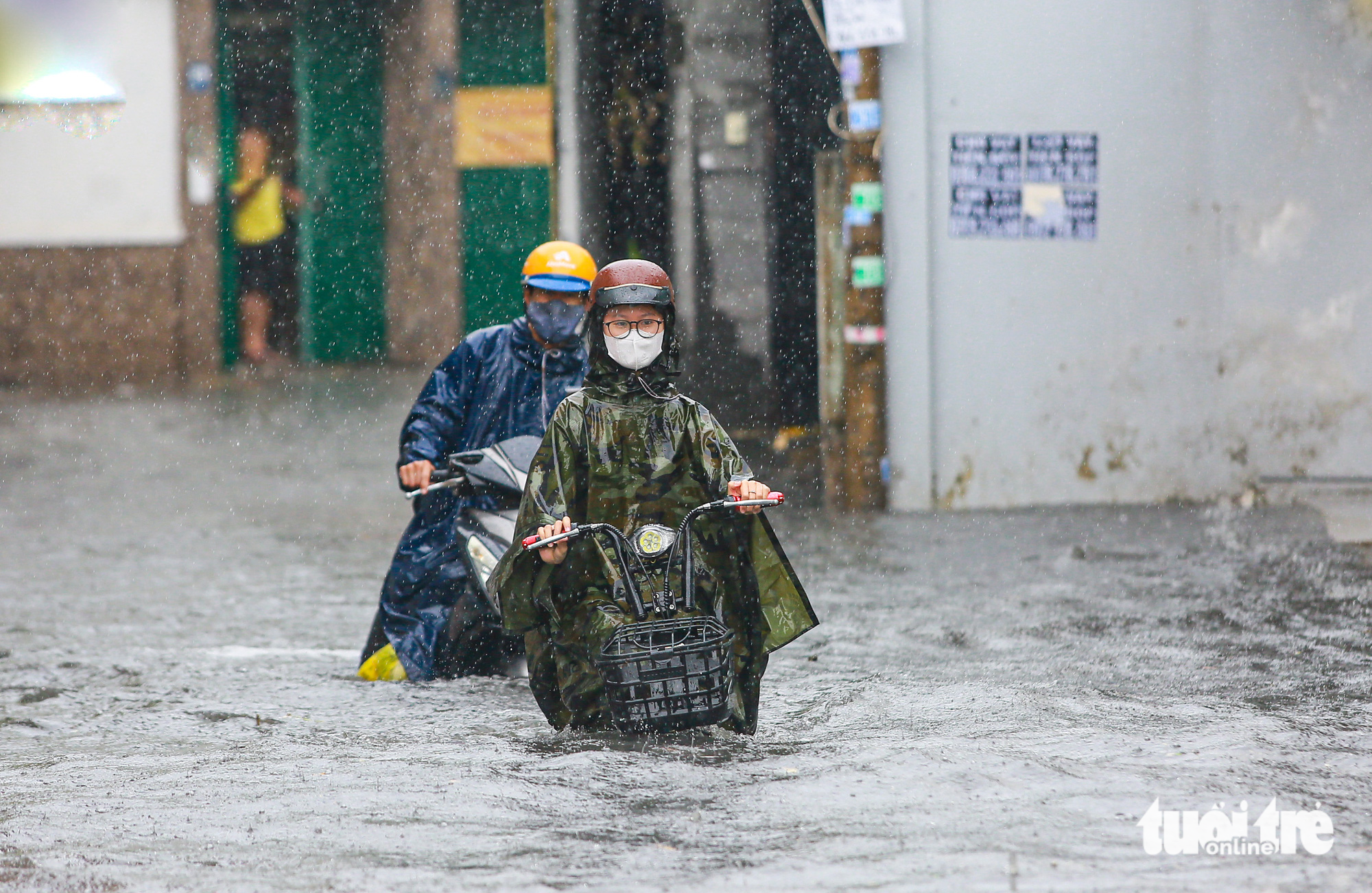 Nguyen Van Lich Street in Thu Duc City, Ho Chi Minh City is flooded after heavy rain on May 16, 2023. Photo: Chau Tuan / Tuoi Tre