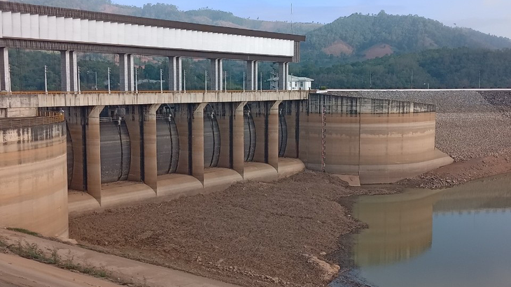 The low water level of the Ialy hydropower reservoir is pictured on May 10, 2023. Photo: Viet Ha / Tuoi Tre
