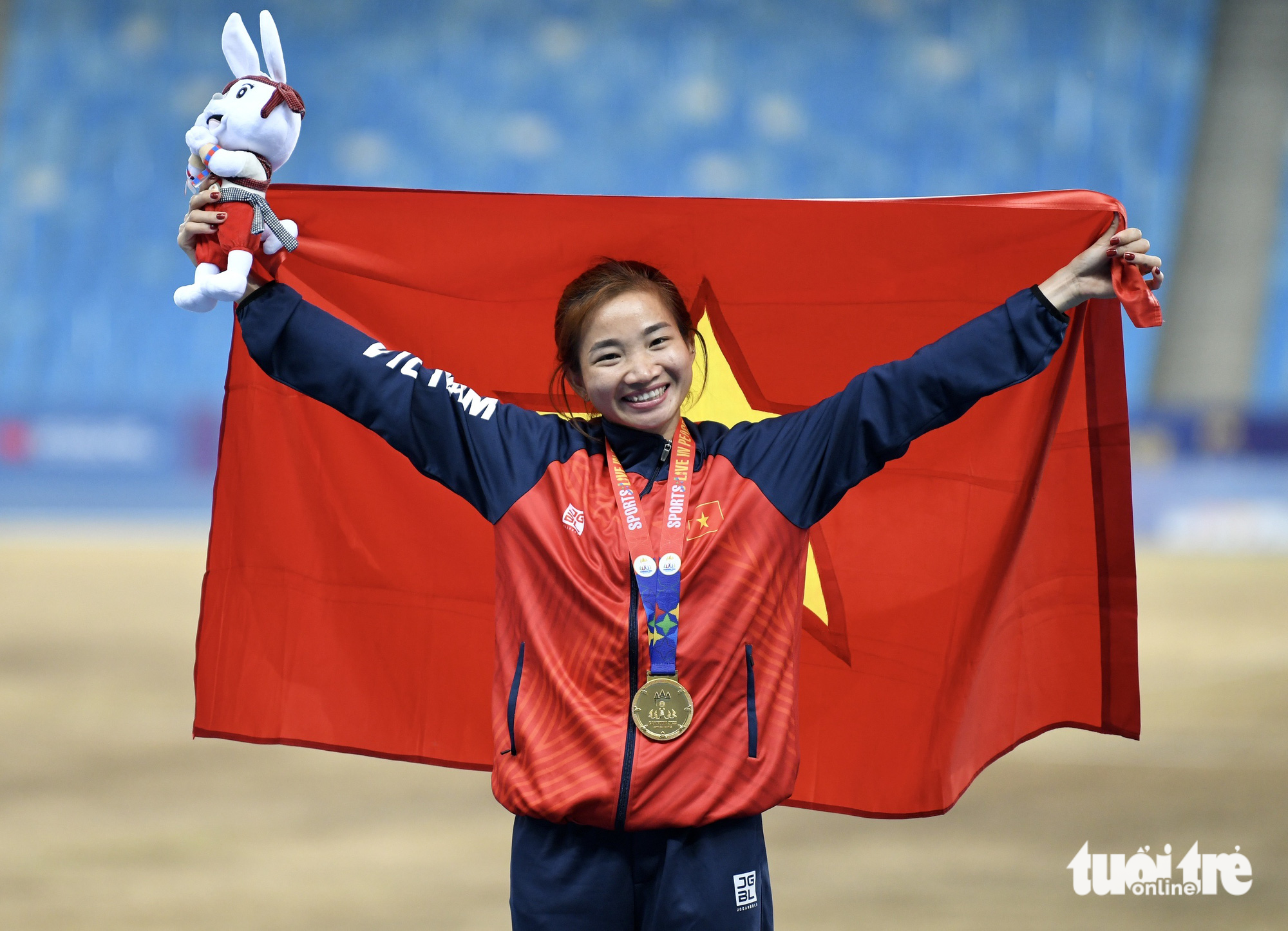 At the SEA Games 32 in Cambodia in 2023, Nguyen Thi Oanh sets a new record by winning two gold medals in only about 30 minutes, the first of its kind in the history of Vietnamese sports. Photo: Nam Tran