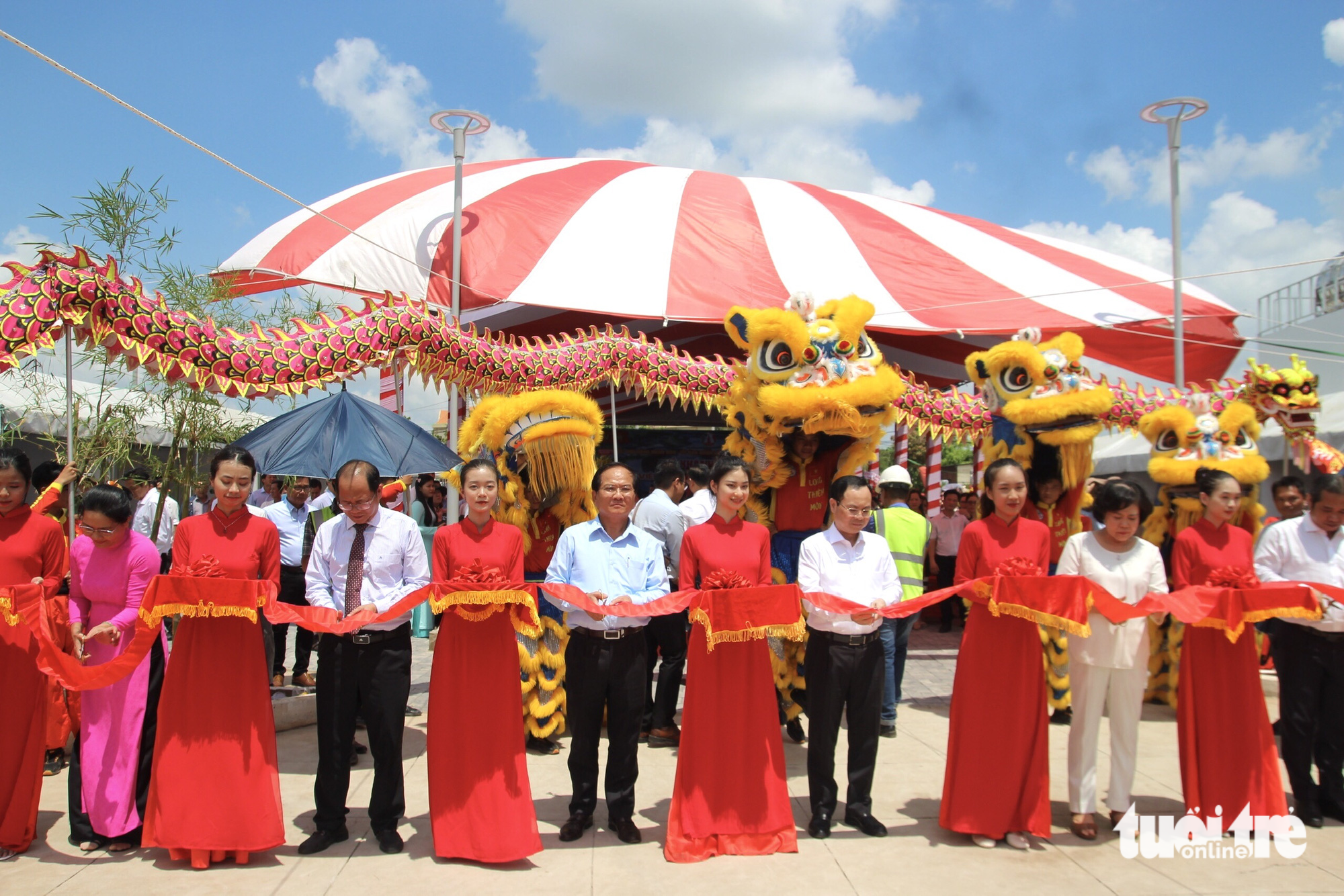 Officials of Ho Chi Minh City and Hoc Mon District cut a ribbon at an inauguration ceremony for an ecotourism park in the district, May 18, 2023. Photo: Luu Duyen / Tuoi Tre