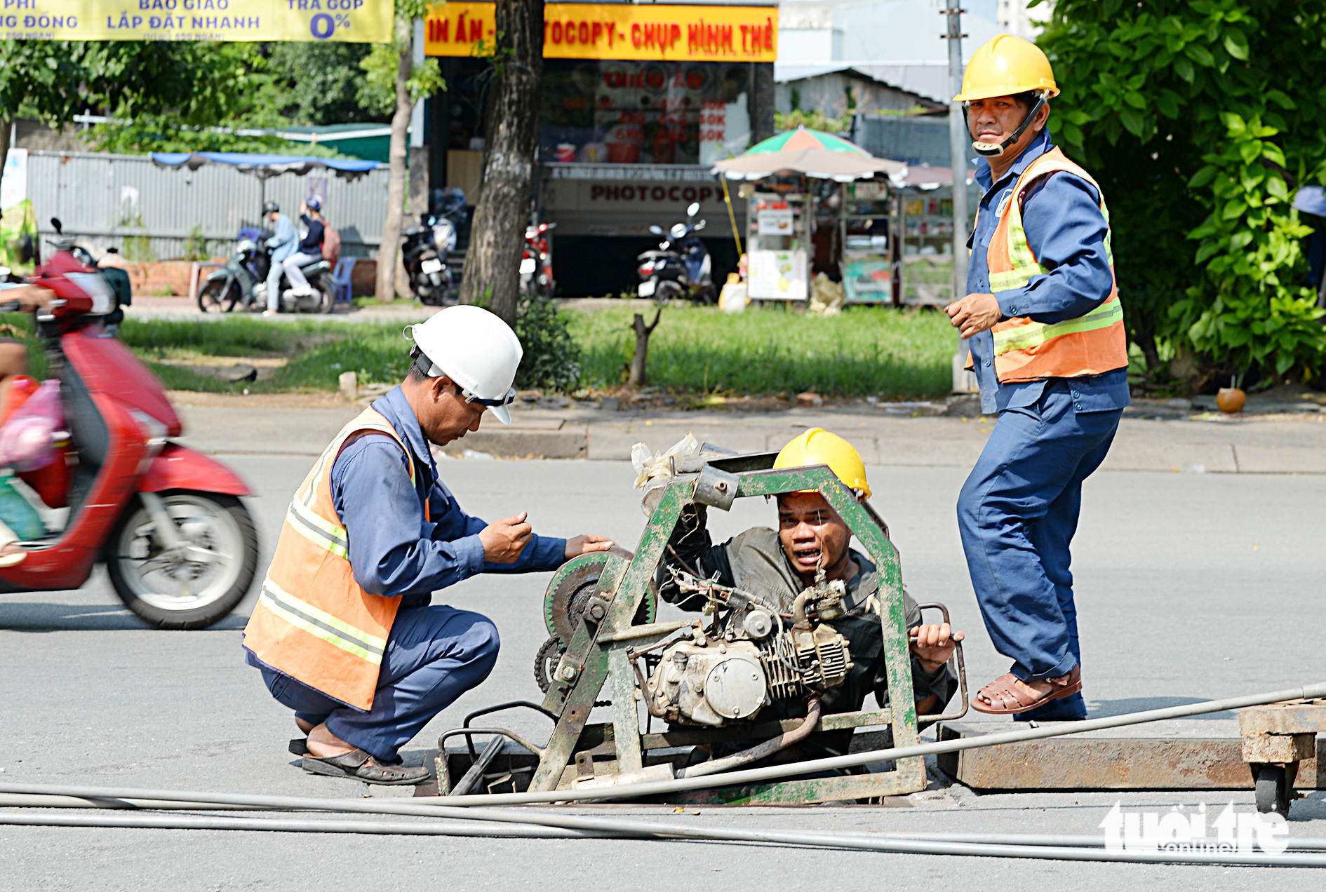 Workers dredge a sewer along Nguyen Huu Tho Street in Ho Chi Minh City’s Distirct 7. Photo: Tu Trung / Tuoi Tre