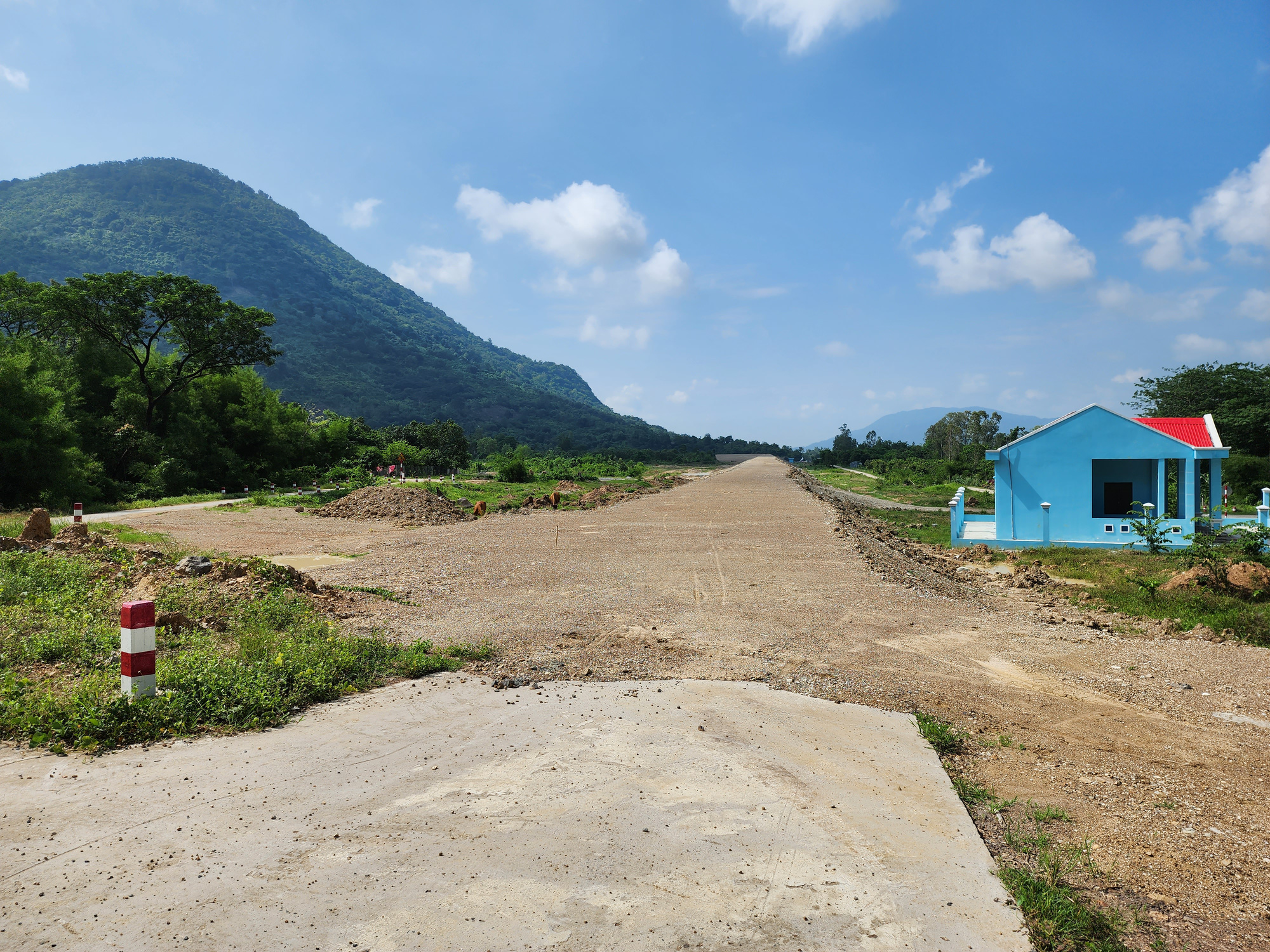 An overview of an earthen dam located near Cam Mountain to store freshwater. Photo: Buu Dau / Tuoi Tre