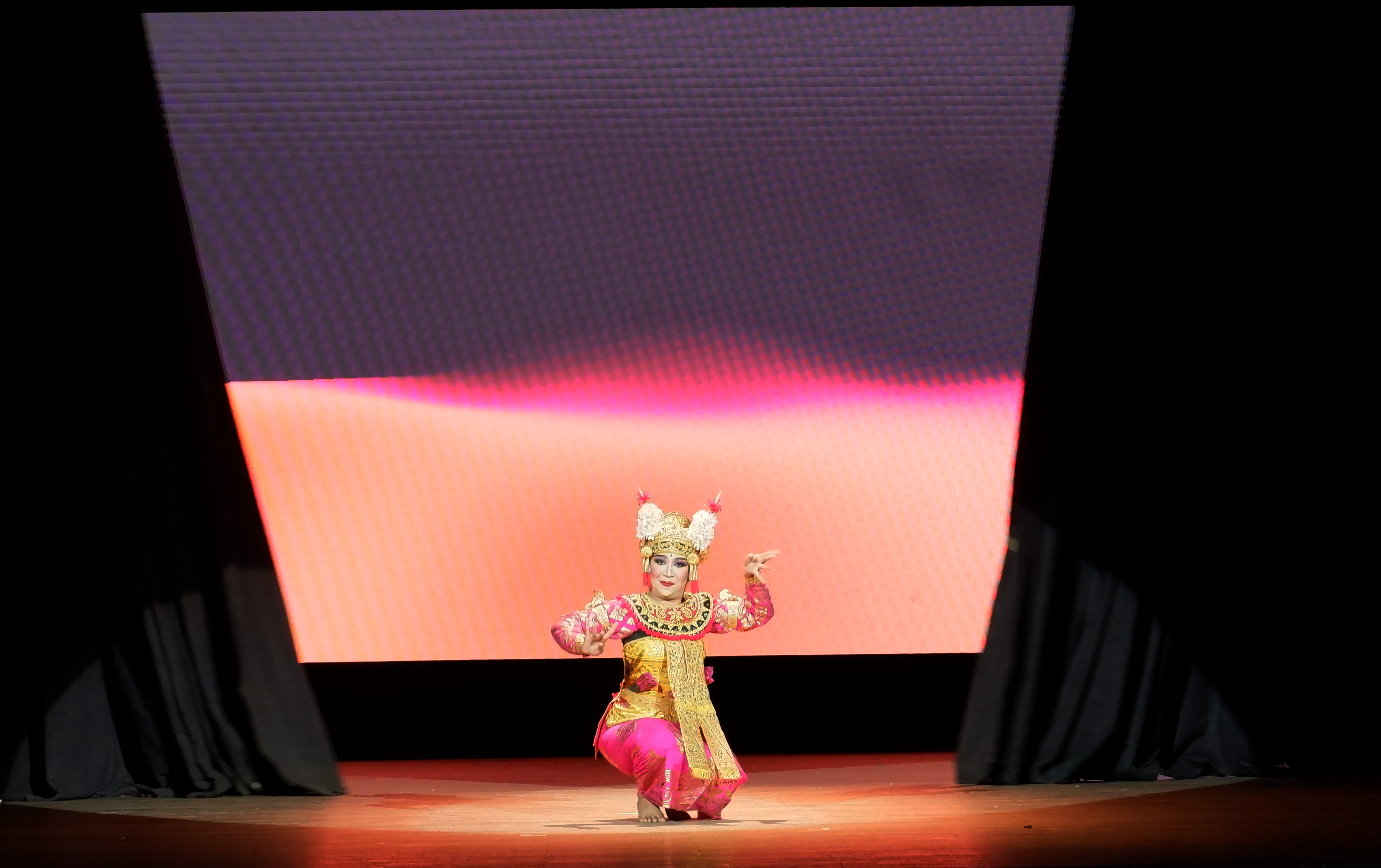 An Indonesian artist performs a Balinese dance at the Indonesia-Vietnam Friendship Week held at the Saigon Opera House in District 1, Ho Chi Minh City, May 20, 2023. Photo: Hong Ngan / Tuoi Tre News