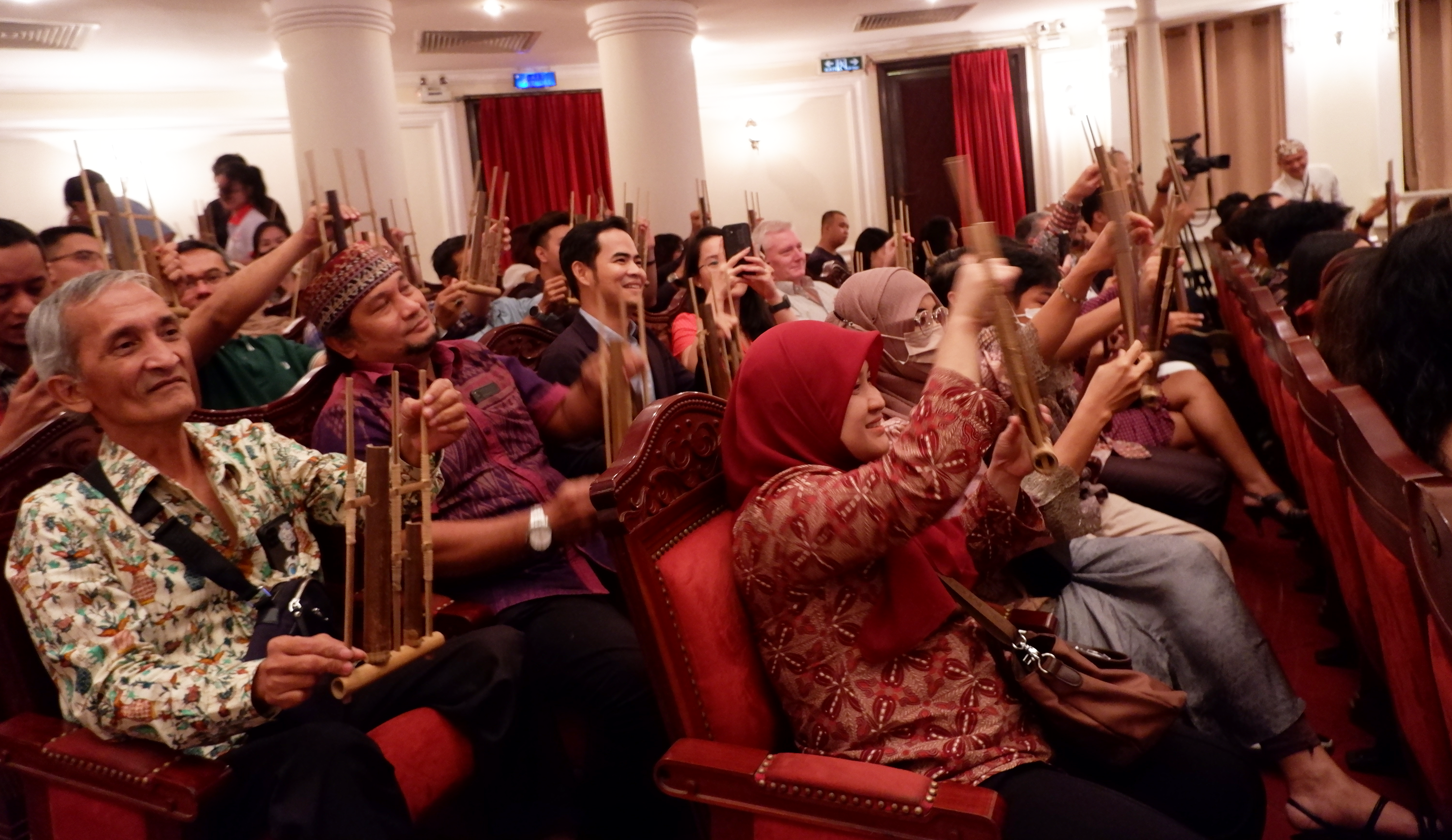 An interactive Angklung performance involves all participants playing Angklung at the show. Photo: Hong Ngan / Tuoi Tre News
