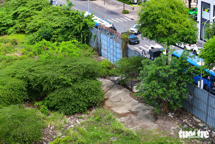 The Land Fund Development Center under the municipal Department of Natural Resources and Environment receives the land lot for management on October 11, 2022. Photo: Quang Dinh / Tuoi Tre
