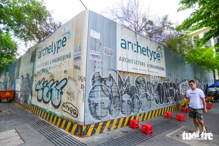 The prime land lot is involved in a case in which it is turned into an asset of a private firm from a public asset. The Supreme People's Court in January 2022 assigns the Ho Chi Minh City People’s Committee to handle the land lot. Photo: Quang Dinh / Tuoi Tre