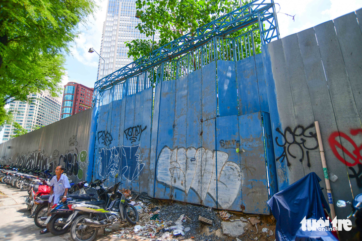 The sidewalk of Thi Sach Street has been occupied by a parking lot for motorbikes. Photo: Quang Dinh / Tuoi Tre