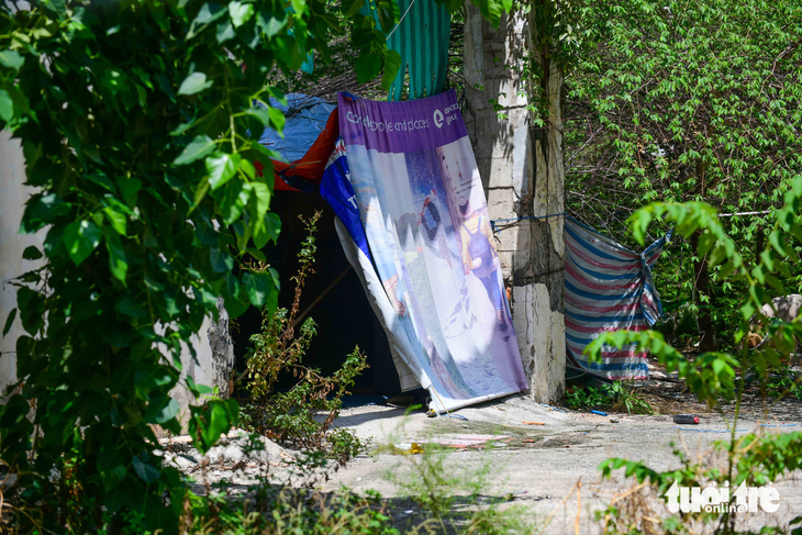 The land lot at 2-4-6 Hai Ba Trung Street is left deserted. Photo: Quang Dinh / Tuoi Tre