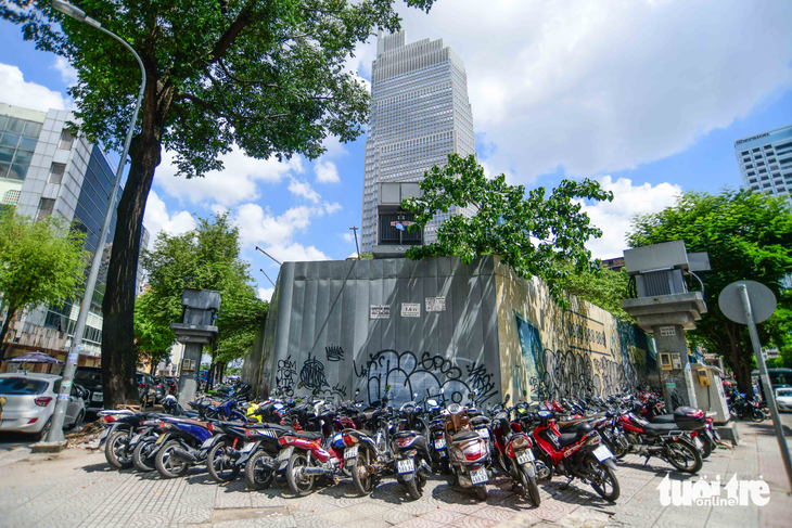 The land lot has defaced the downtown area in District 1, Ho Chi Minh City. Photo: Quang Dinh / Tuoi Tre