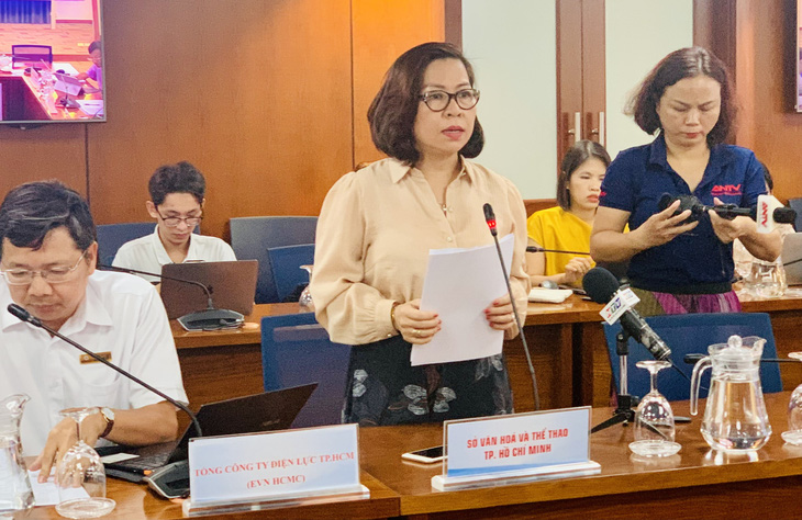 Nguyen My Hanh, a representative of the Ho Chi Minh City Department of Culture and Sports, mentions the controversial fashion show at a press conference on May 25, 2023. Photo: Hoai Phuong / Tuoi Tre