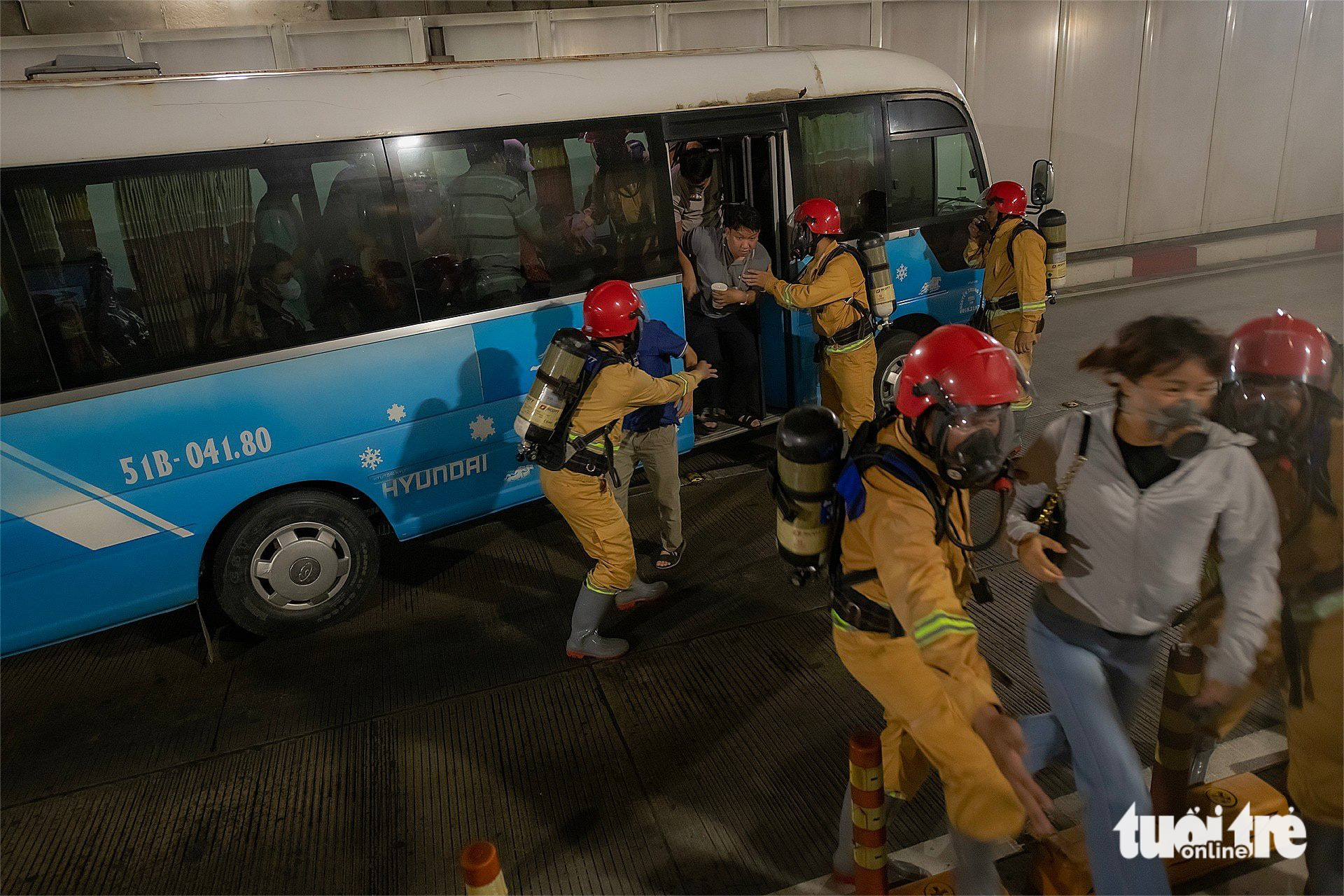 Passengers on a coach are instructed to get off the vehicle. Photo: Minh Hoa / Tuoi Tre