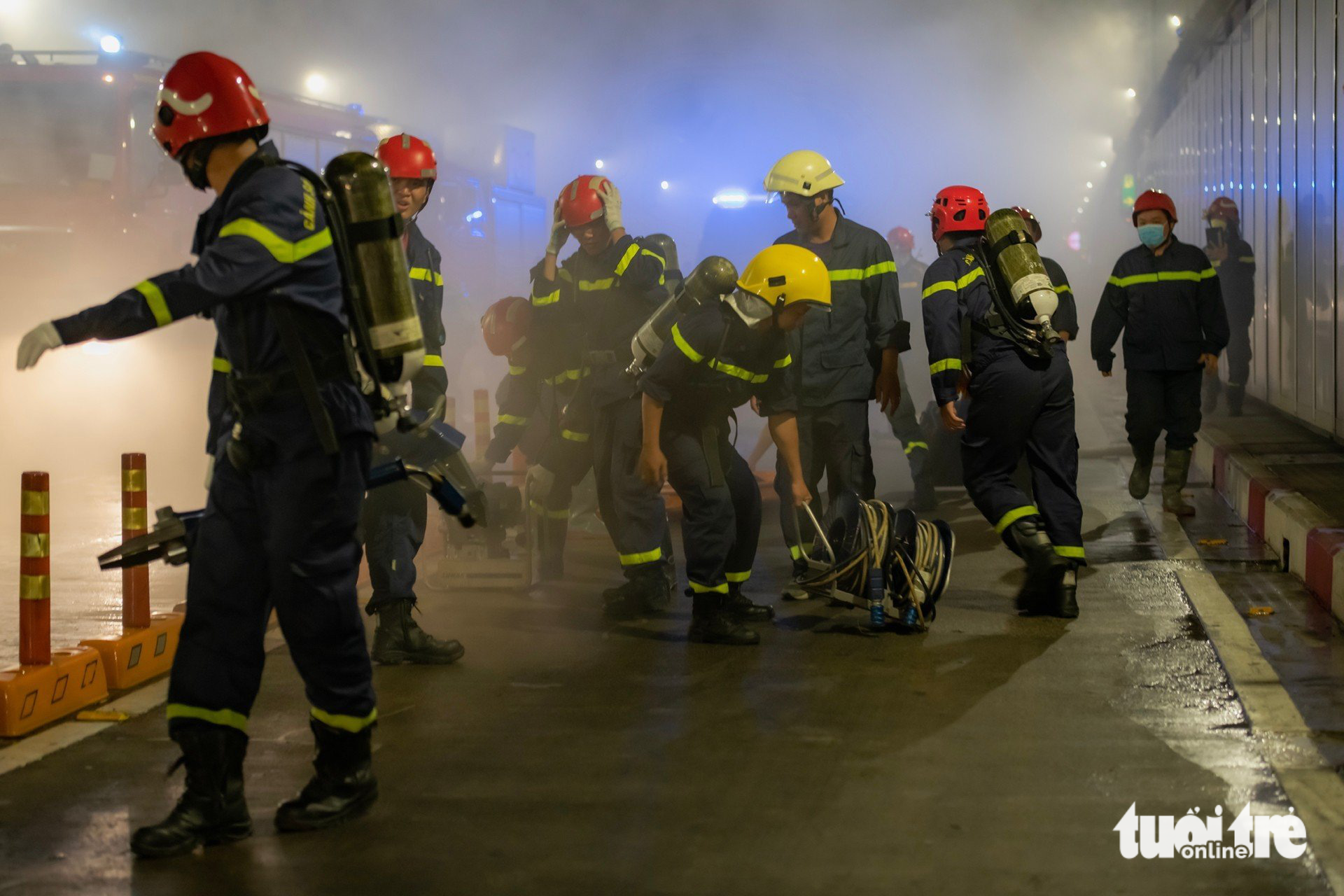 Many firefighters are mobilized to the scene. Photo: Minh Hoa / Tuoi Tre