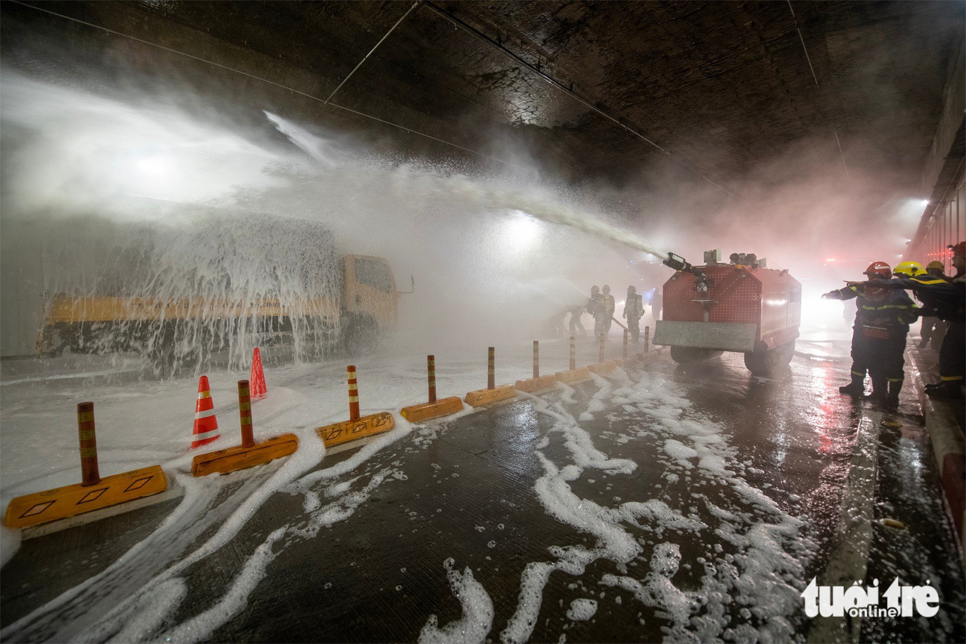 Firefighting robots are also used in the fire drill. Photo: Minh Hoa / Tuoi Tre
