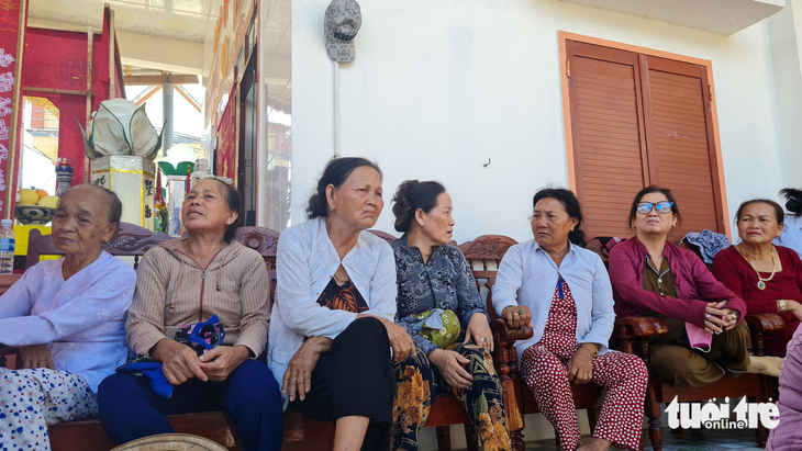 Neighbors come to the couple’s house to extend condolences. They are also stunned by the tragic case. Photo: Lam Thien / Tuoi Tre