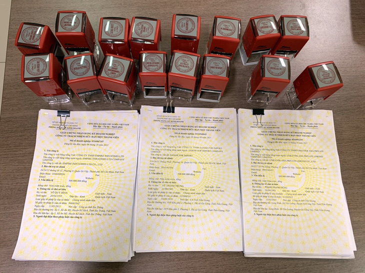 Business registration certificates and seals of the companies established by the defendants for money laundering. Photo: TTO