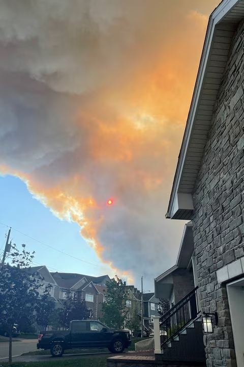 Smoke from the Tantallon wildfire rises over houses in nearby Bedford, Nova Scotia, Canada, May 28, 2023. Photo: Reuters