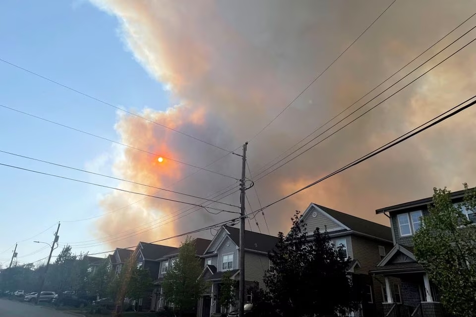 Smoke from the Tantallon wildfire rises over houses in nearby Bedford, Nova Scotia, Canada, May 28, 2023. Photo: Reuters