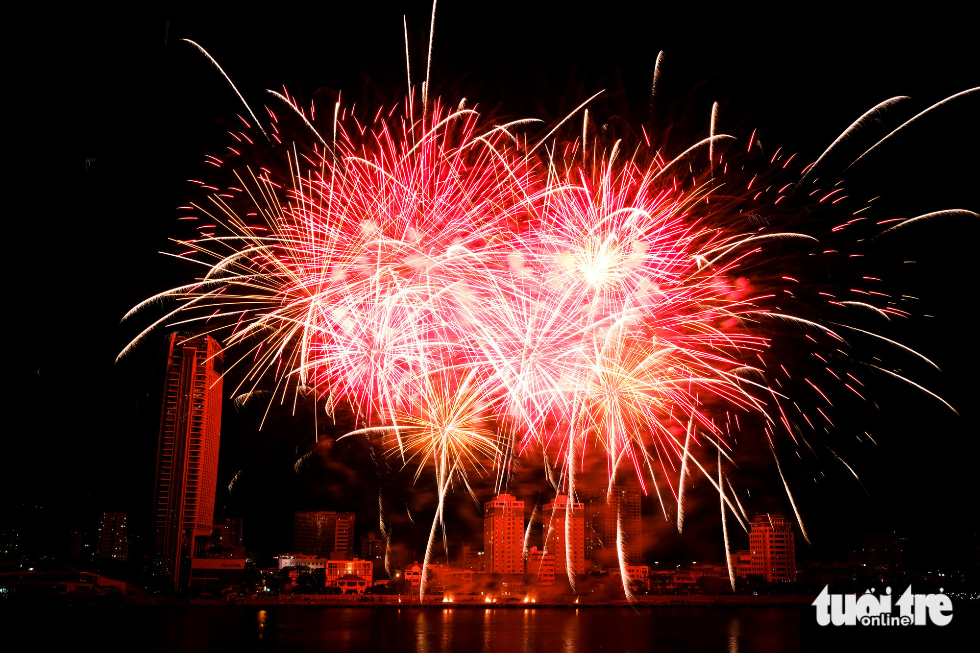 The performance of the Finnish team Joho Pyro Professional Fireworks at the DIFF 2023 in Da Nang, central Vietnam. Photo: Tan Luc / Tuoi Tre