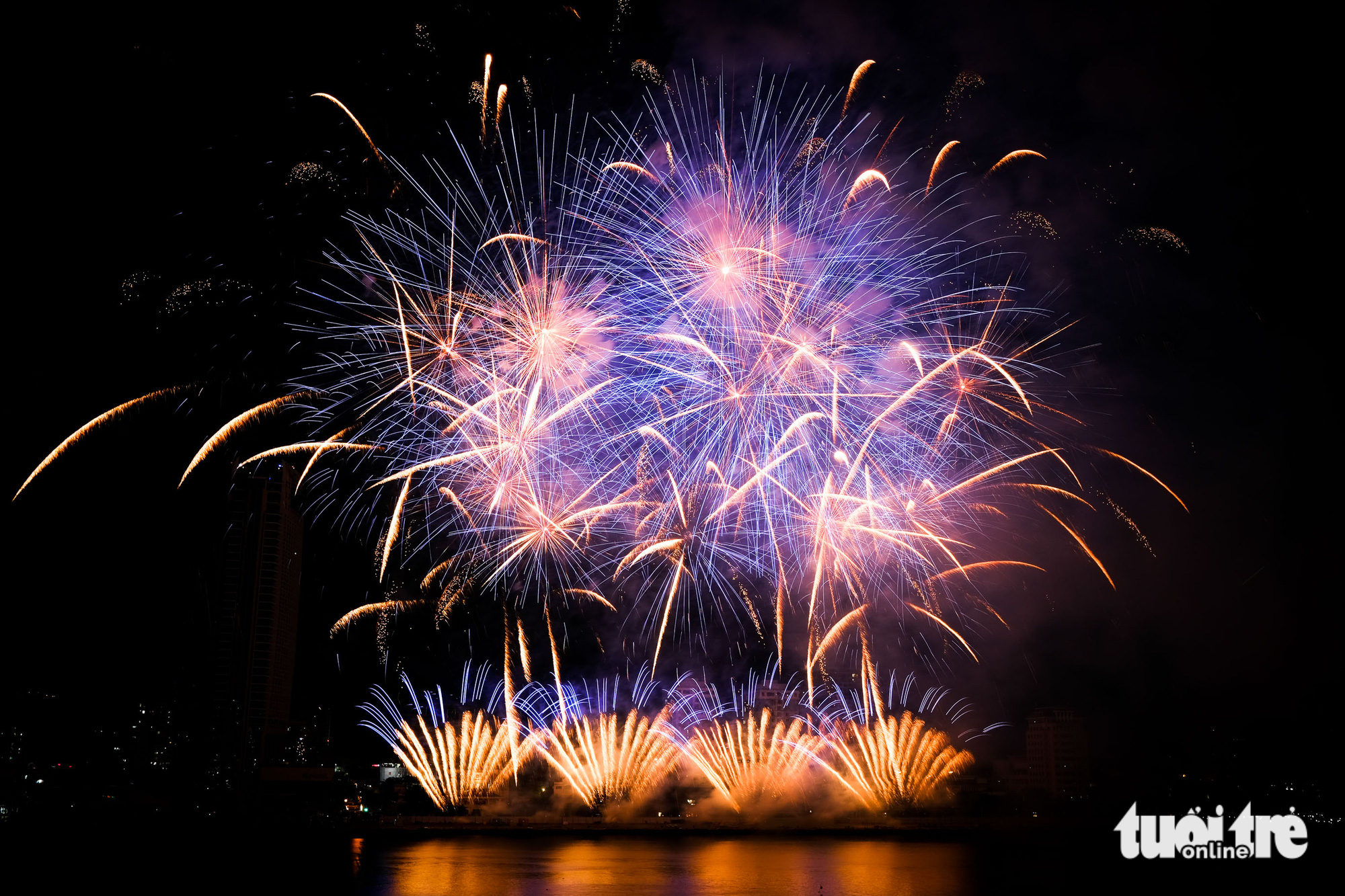 The performance of the Finnish team Joho Pyro Professional Fireworks at the DIFF 2023 in Da Nang, central Vietnam. Photo: Tan Luc / Tuoi Tre