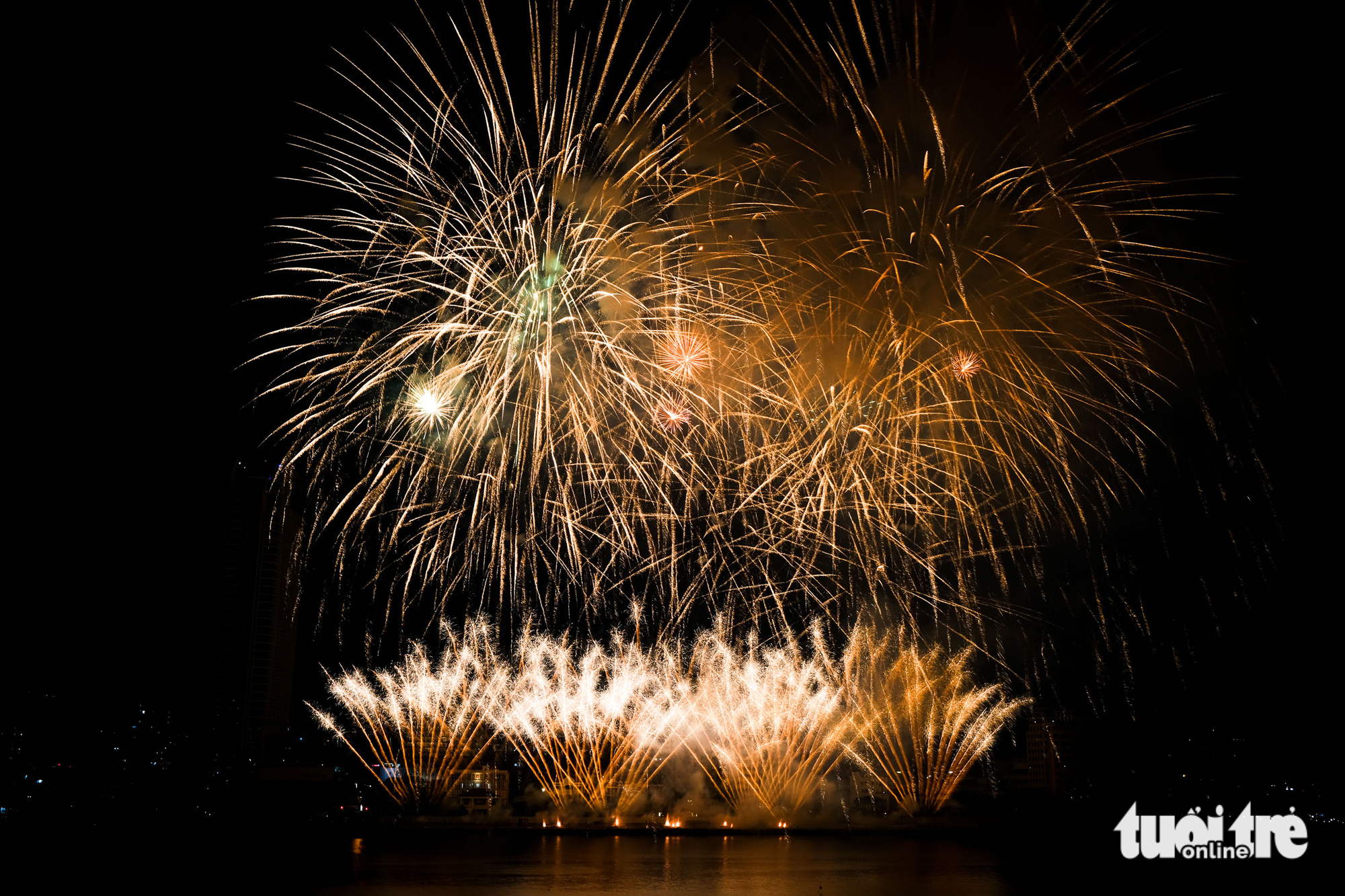 The performance of the Finnish team Joho Pyro Professional Fireworks at the DIFF 2023 in Da Nang, central Vietnam. Photo: Tan Luc / Tuoi Tre