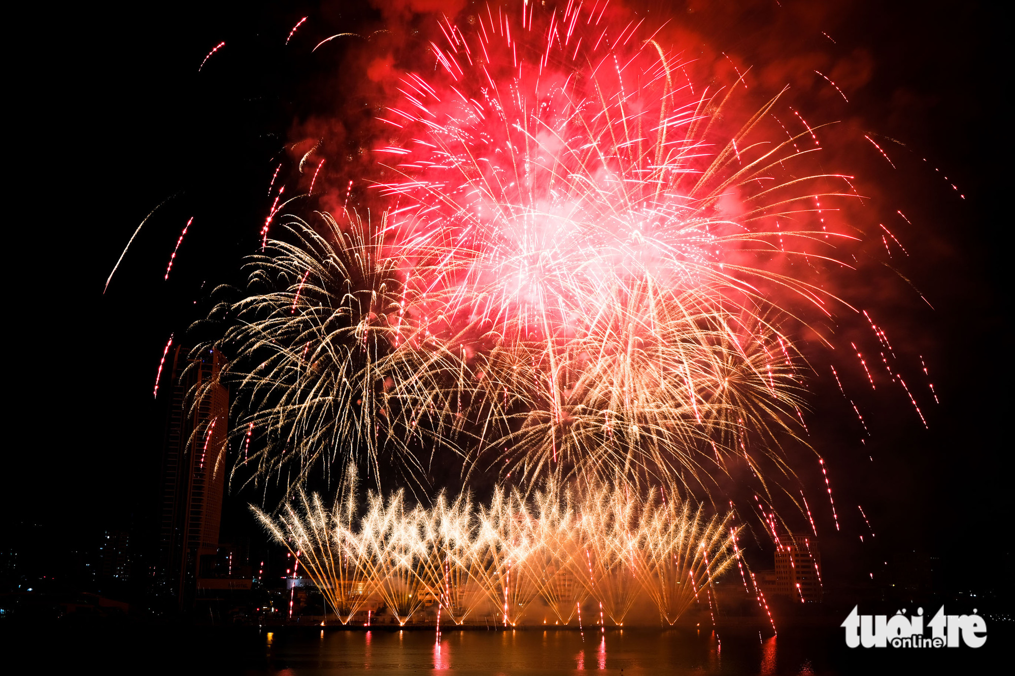 The performance of the Finnish team Joho Pyro Professional Fireworks at the DIFF 2023 in Da Nang, central Vietnam. Photo: Tan Luc / Tuoi Tre