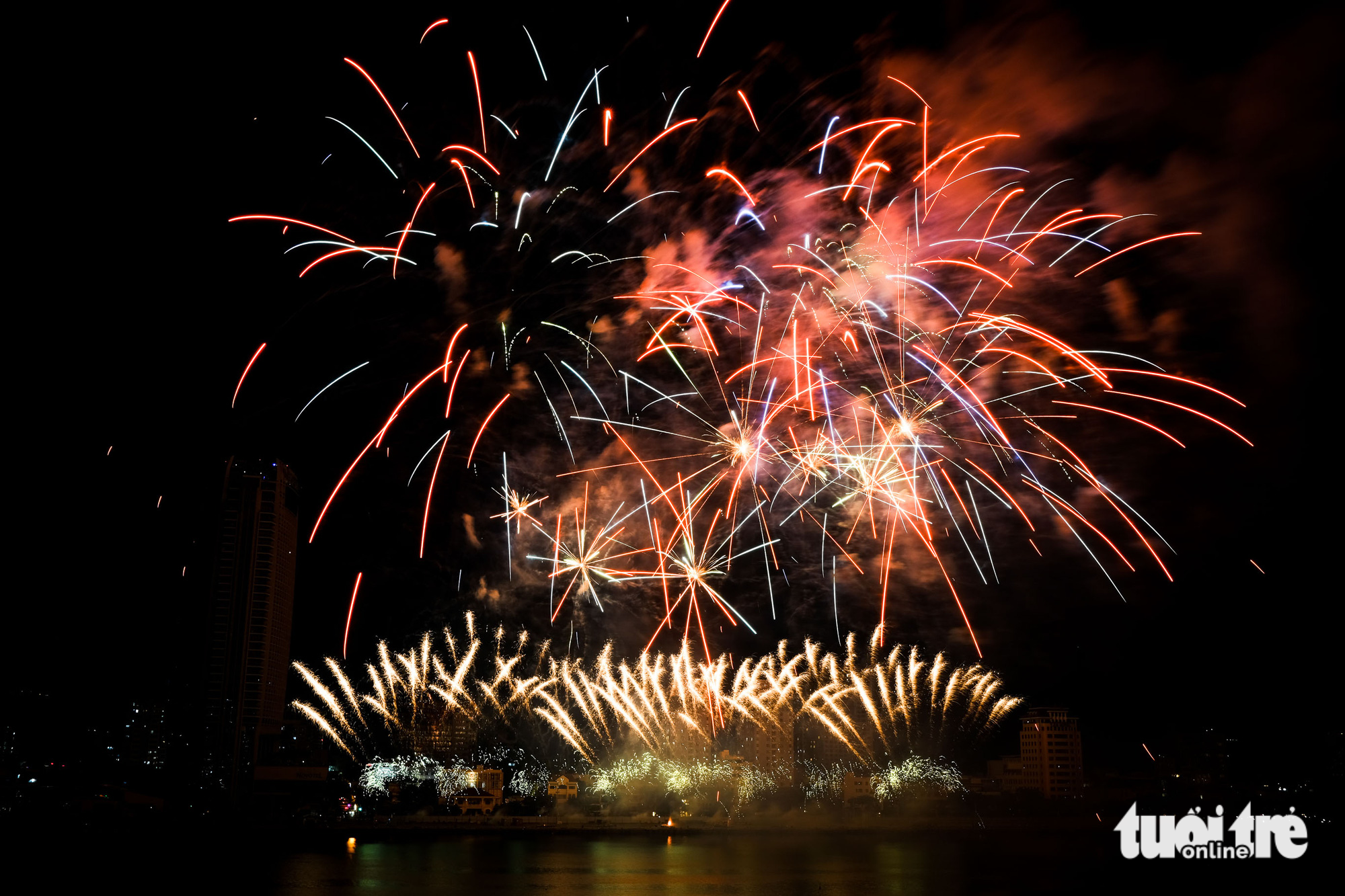 The performance of the Finnish team Joho Pyro Professional Fireworks at the DIFF 2023 in Da Nang, central Vietnam. Photo: Tan Luc / Tuoi Tre