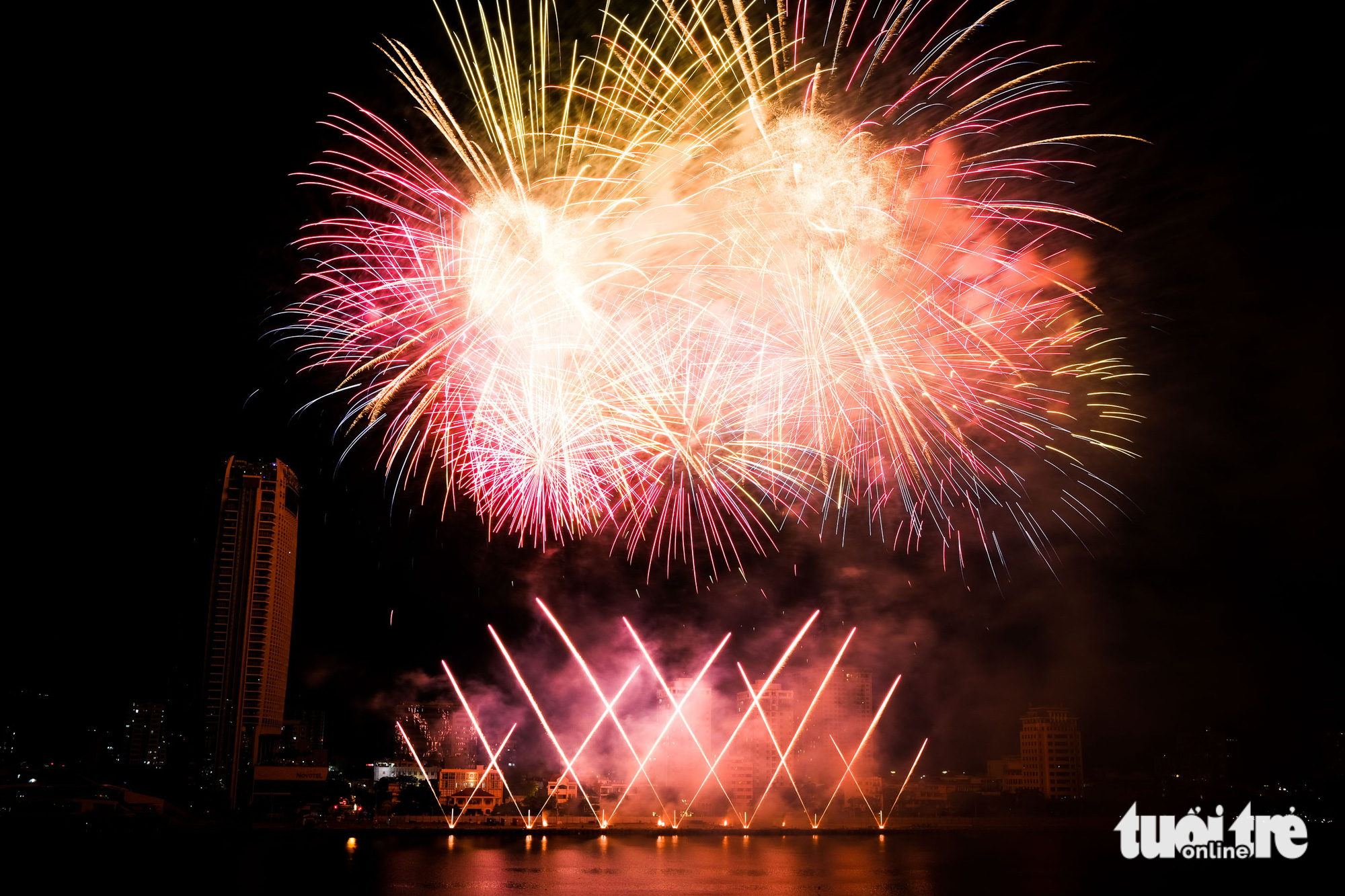 The performance of the Finnish team Joho Pyro Professional Fireworks at the DIFF 2023 in Da Nang, central Vietnam. Photo: Tan Luc / Tuoi Tre