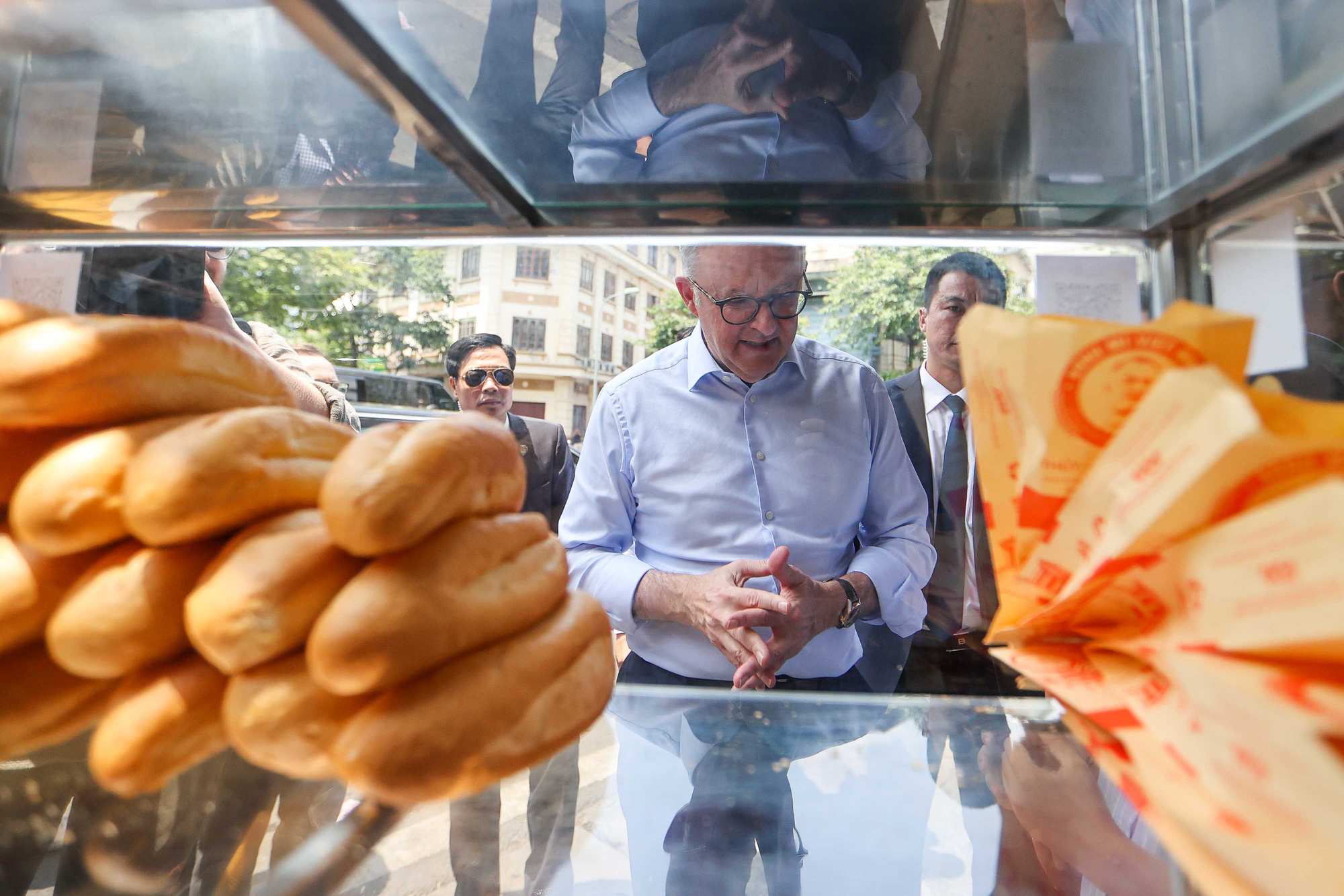 Before visiting the draft beer spot, PM Albanese bought a loaf of banh mi, a Vietnamese baguette served with different fillings, for lunch