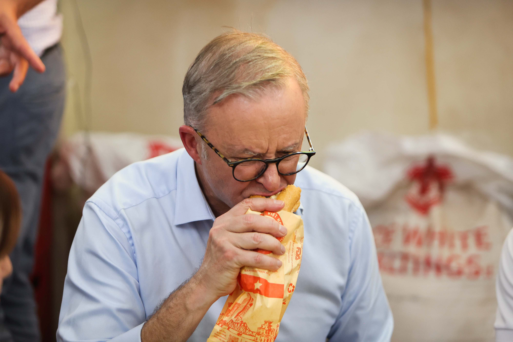 PM Albanese eats Hanoi-style banh mi, saying it tasted so good
