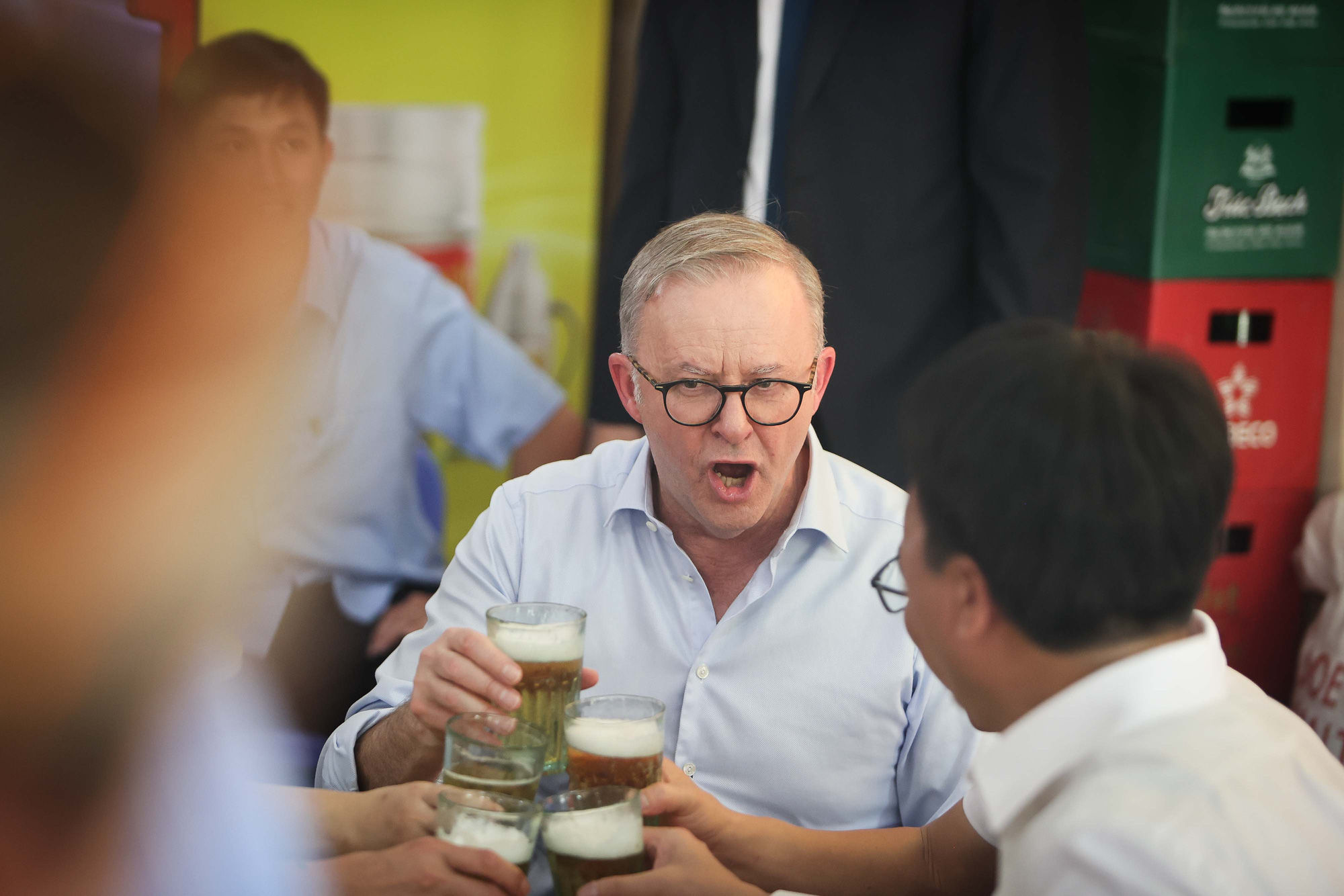 PM Albanese says “Mot, hai, ba, Do!” with some people sharing the same table with him