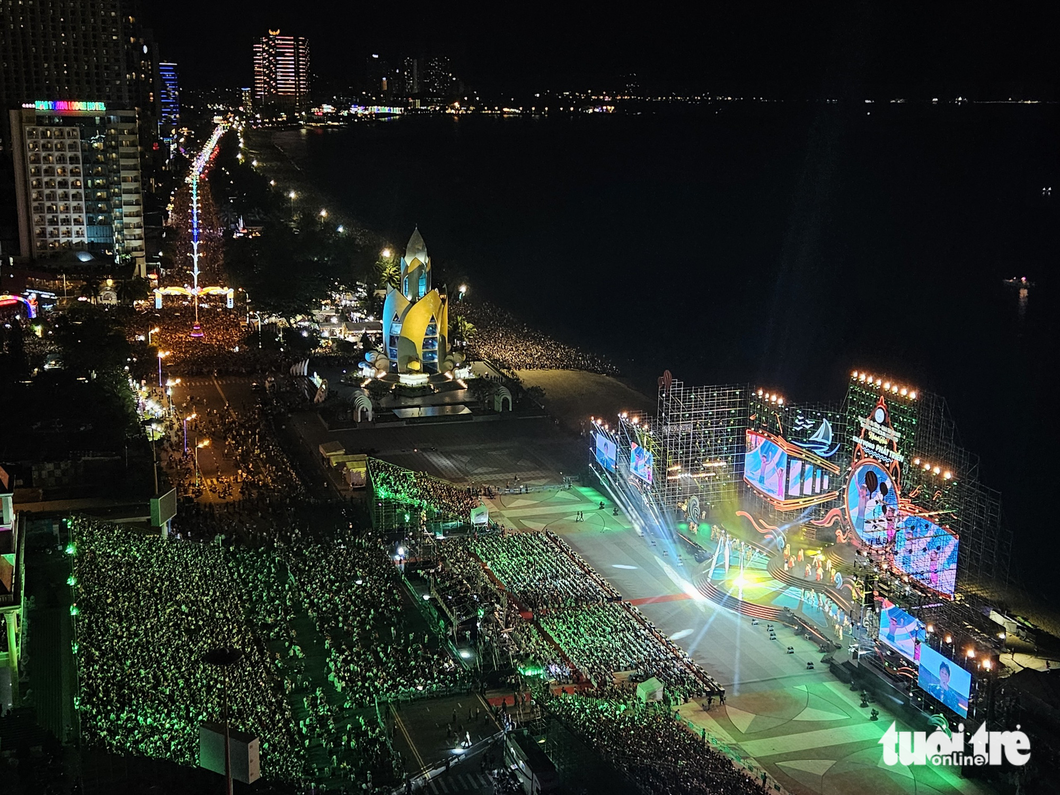 This photo features numerous visitors gathering at the April 2 Square in Nha Trang City to attend the tenth sea festival in the beach city of Nha Trang. Photo: Cong Dinh / Tuoi Tre