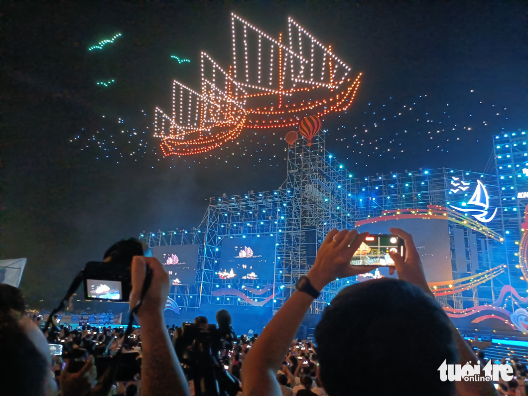 This image shows visitors using their smartphones to photograph one of the drone light performances at the opening ceremony of the tenth sea festival in Khanh Hoa Province’s Nha Trang City on June 3, 2023. Photo: Minh Chien / Tuoi Tre