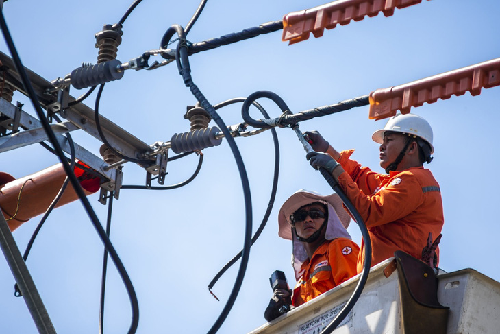 Workers repair a power transmission line along a National Highway 10 section in phu Tuc Commune, Dinh Quan District, Dong Nai Province, southern Vietnam. Photo: Tham Hang / Tuoi Tre